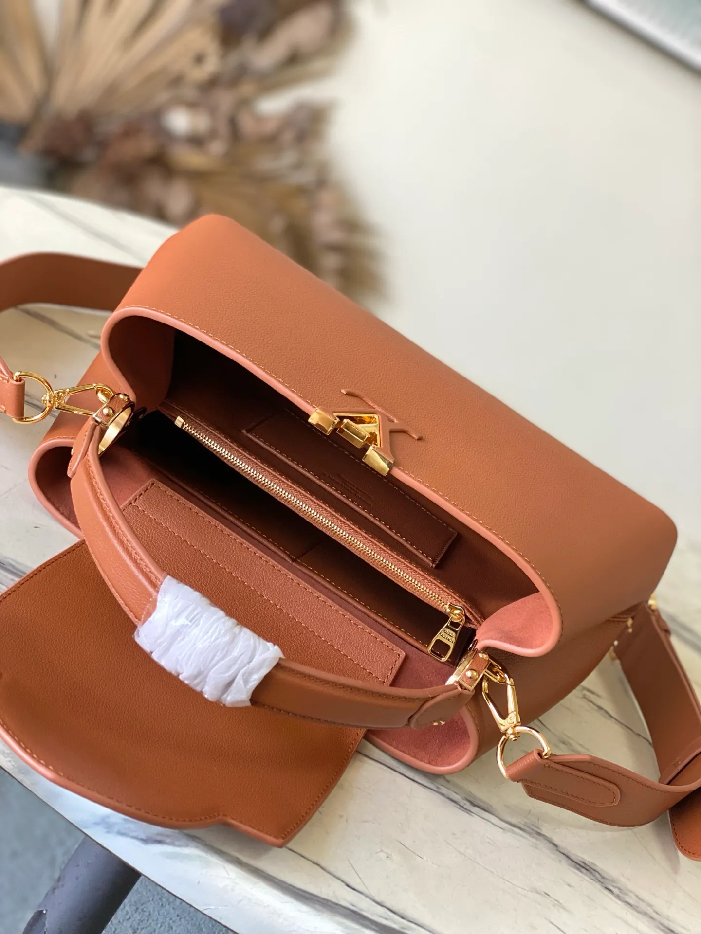 💰2360 "Super Premium Original Leather" M14371 Brown Capucines Souple medium handbag is made of fine grained cow leather, with a sharp contrast of suede lining and dazzling metal parts, and uses the LV letters to express the brand heritage. The flip cover can be folded in or out, and the compartments and pockets can store your daily needs in an orderly manner, and you can switch between various carrying methods at will. 33.0 x 24.0 x 12.0 cm