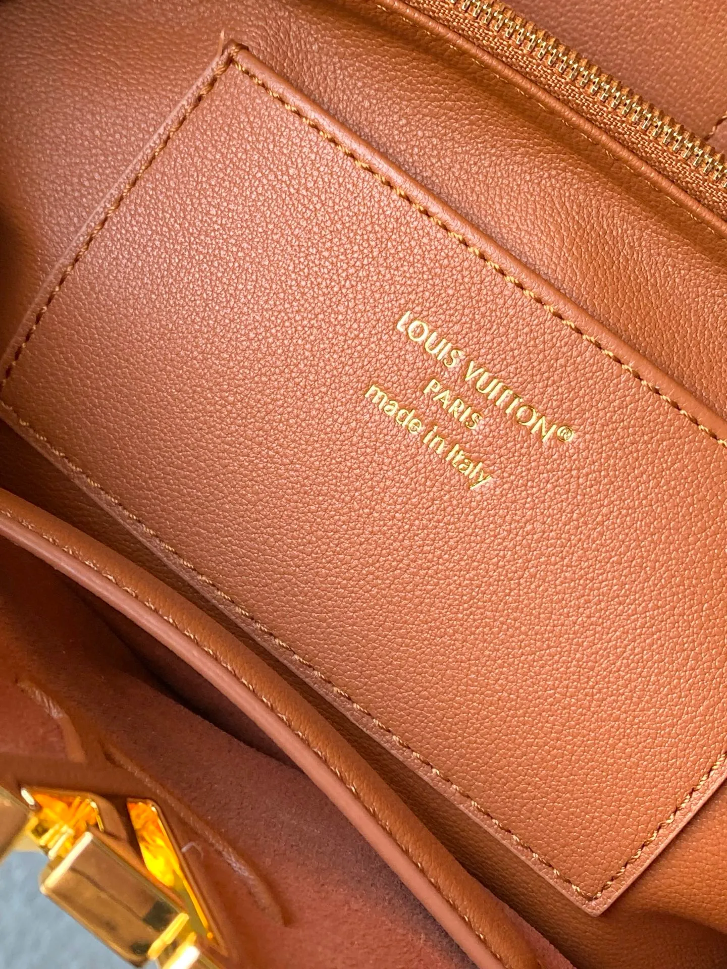 💰2360 "Super Premium Original Leather" M14371 Brown Capucines Souple medium handbag is made of fine grained cow leather, with a sharp contrast of suede lining and dazzling metal parts, and uses the LV letters to express the brand heritage. The flip cover can be folded in or out, and the compartments and pockets can store your daily needs in an orderly manner, and you can switch between various carrying methods at will. 33.0 x 24.0 x 12.0 cm