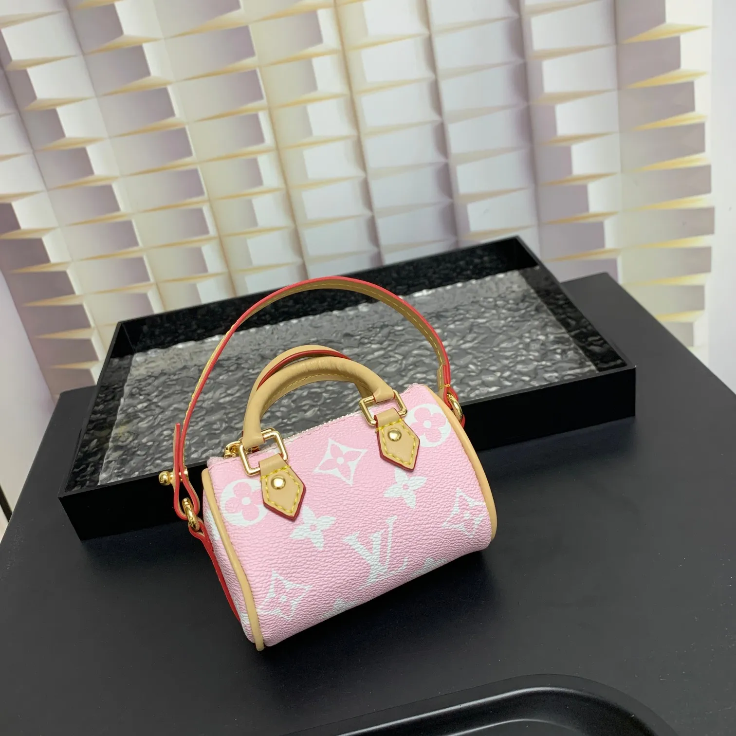 💰200MINI KEEPALL bag decoration and keychain ☀️Louis Vuitton Louis Vuitton lv mini pillow bag pendant ☀️This Mini Keepall bag decoration and keychain condense the classic handbag configuration, boldly showing the spirit of adventure. Monogram canvas with LV inscribed hook buckle, whether hung on a belt or handbag, its zipper closure and built-in keychain ensure secure storage