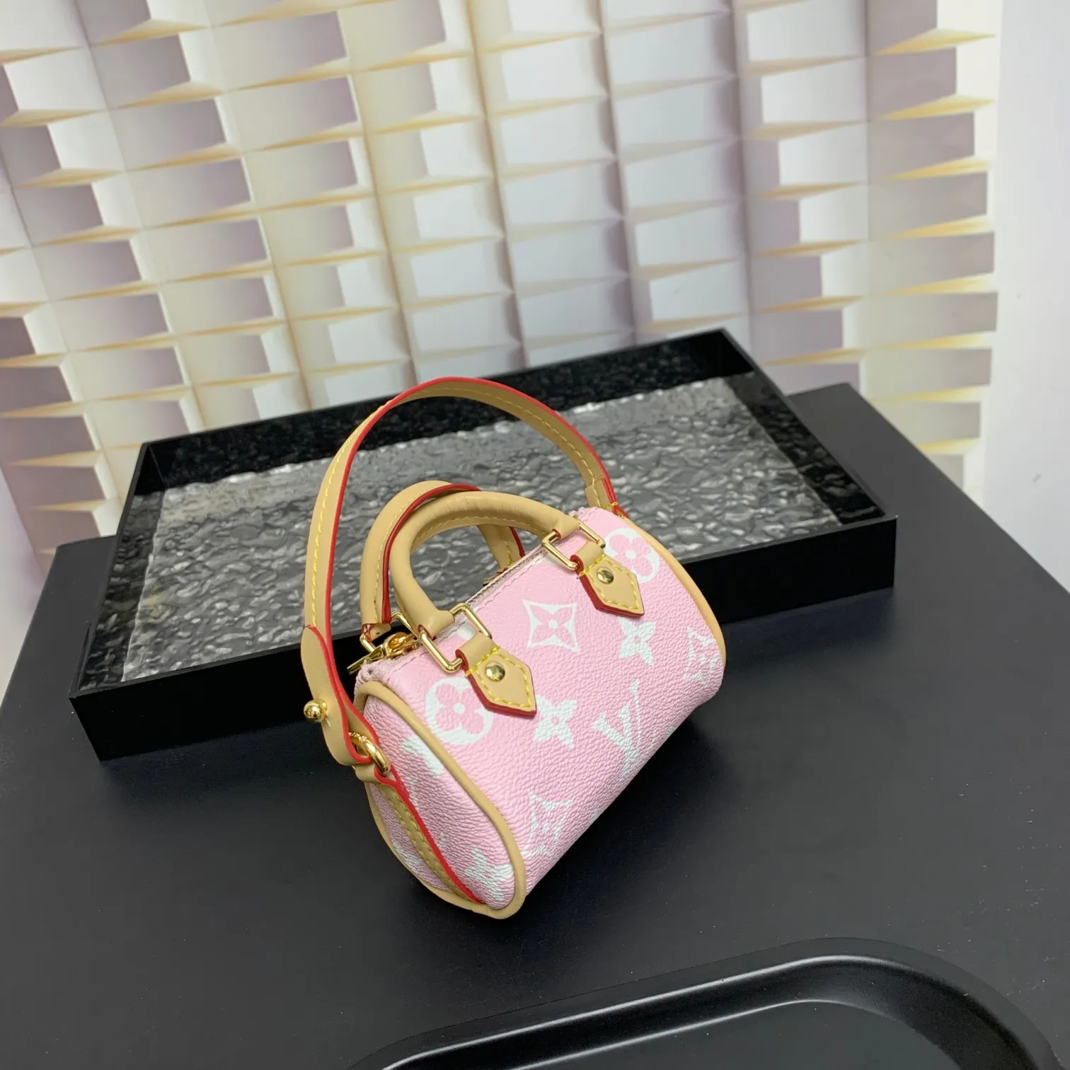 💰200MINI KEEPALL bag decoration and keychain ☀️Louis Vuitton Louis Vuitton lv mini pillow bag pendant ☀️This Mini Keepall bag decoration and keychain condense the classic handbag configuration, boldly showing the spirit of adventure. Monogram canvas with LV inscribed hook buckle, whether hung on a belt or handbag, its zipper closure and built-in keychain ensure secure storage