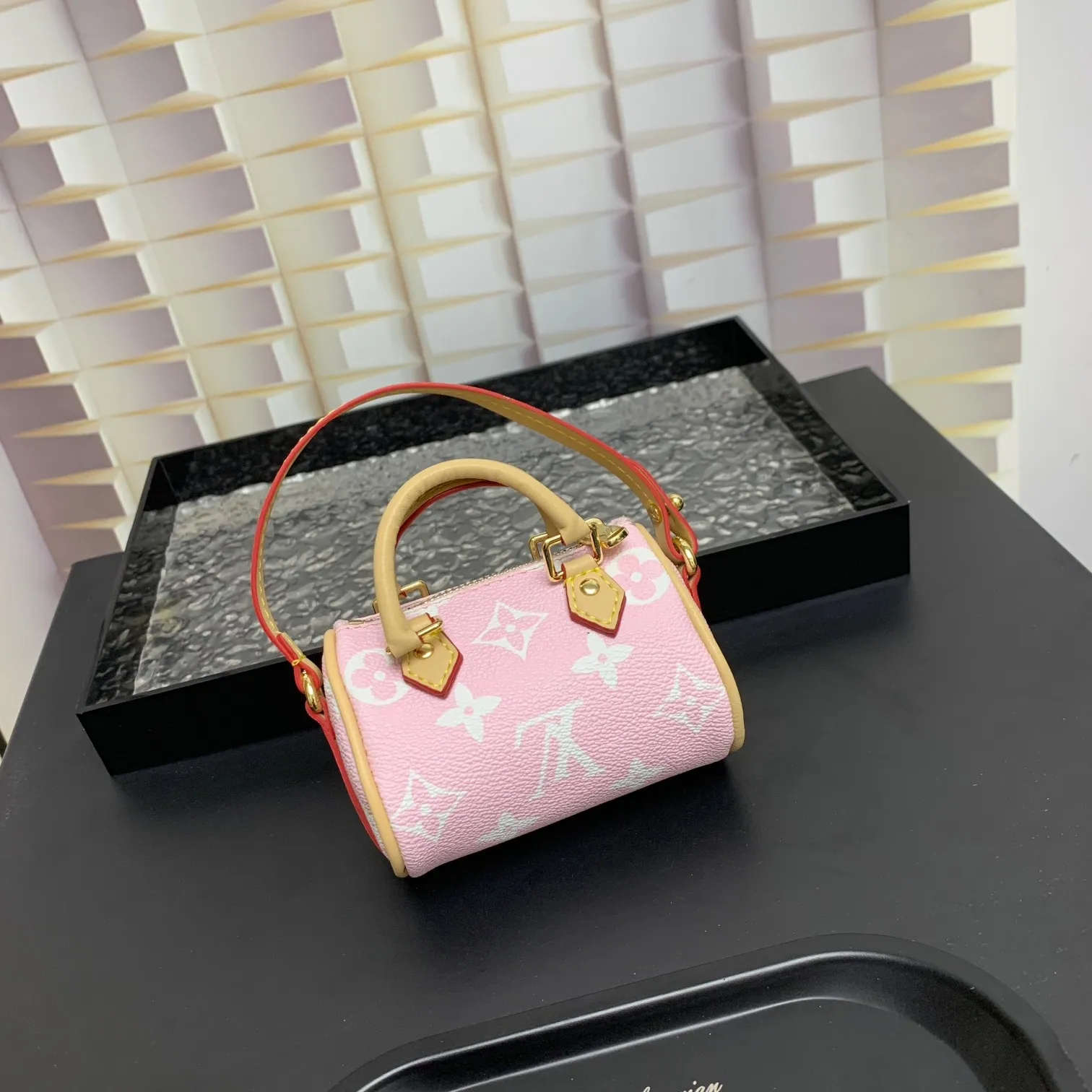 💰200MINI KEEPALL bag decoration and keychain ☀️Louis Vuitton Louis Vuitton lv mini pillow bag pendant ☀️This Mini Keepall bag decoration and keychain condense the classic handbag configuration, boldly showing the spirit of adventure. Monogram canvas with LV inscribed hook buckle, whether hung on a belt or handbag, its zipper closure and built-in keychain ensure secure storage