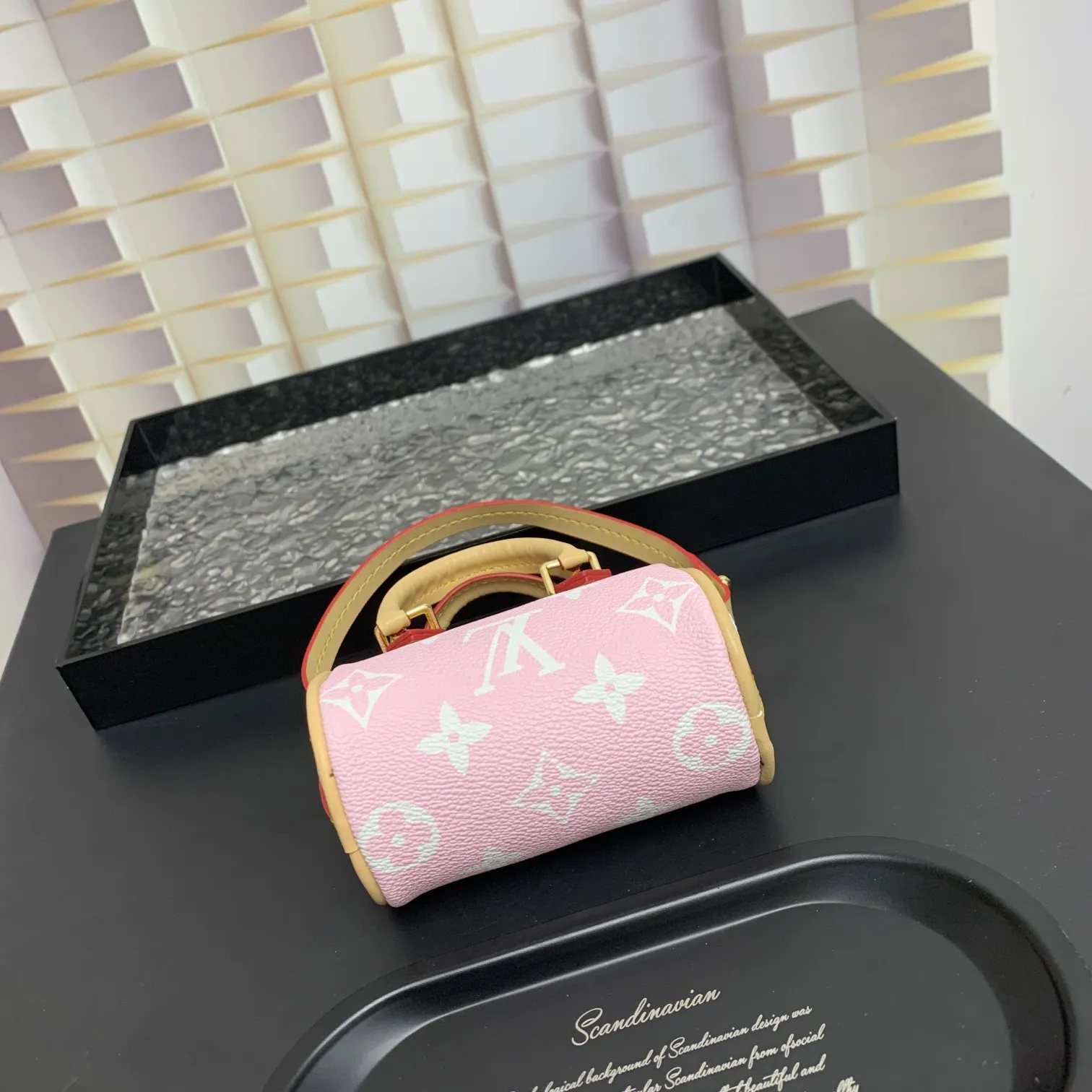 💰200MINI KEEPALL bag decoration and keychain ☀️Louis Vuitton Louis Vuitton lv mini pillow bag pendant ☀️This Mini Keepall bag decoration and keychain condense the classic handbag configuration, boldly showing the spirit of adventure. Monogram canvas with LV inscribed hook buckle, whether hung on a belt or handbag, its zipper closure and built-in keychain ensure secure storage