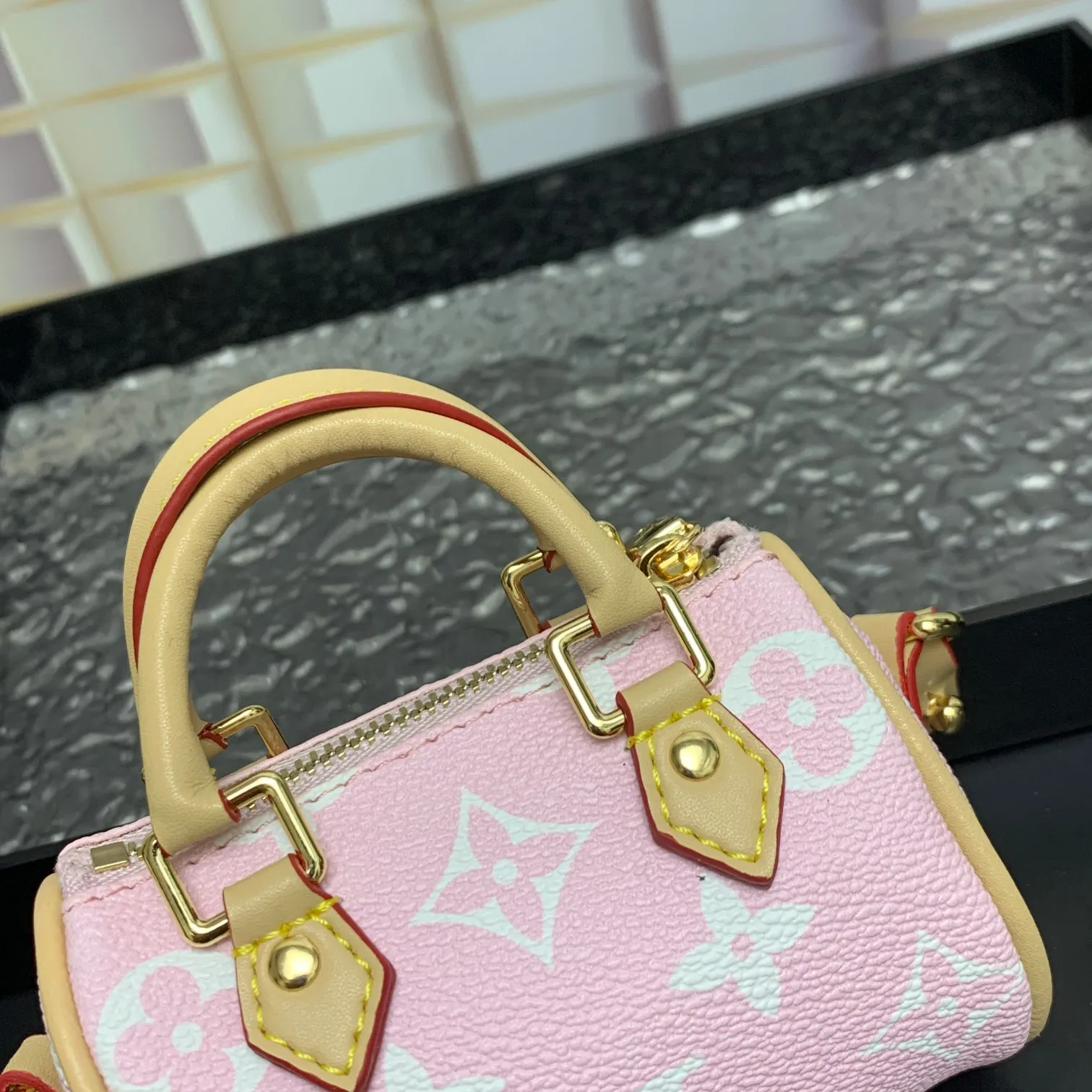 💰200MINI KEEPALL bag decoration and keychain ☀️Louis Vuitton Louis Vuitton lv mini pillow bag pendant ☀️This Mini Keepall bag decoration and keychain condense the classic handbag configuration, boldly showing the spirit of adventure. Monogram canvas with LV inscribed hook buckle, whether hung on a belt or handbag, its zipper closure and built-in keychain ensure secure storage