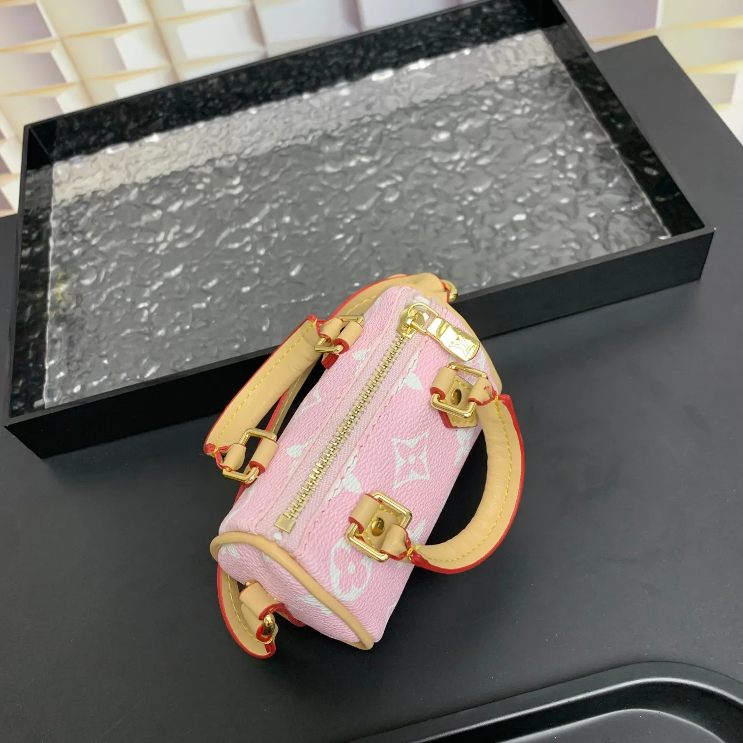 💰200MINI KEEPALL bag decoration and keychain ☀️Louis Vuitton Louis Vuitton lv mini pillow bag pendant ☀️This Mini Keepall bag decoration and keychain condense the classic handbag configuration, boldly showing the spirit of adventure. Monogram canvas with LV inscribed hook buckle, whether hung on a belt or handbag, its zipper closure and built-in keychain ensure secure storage