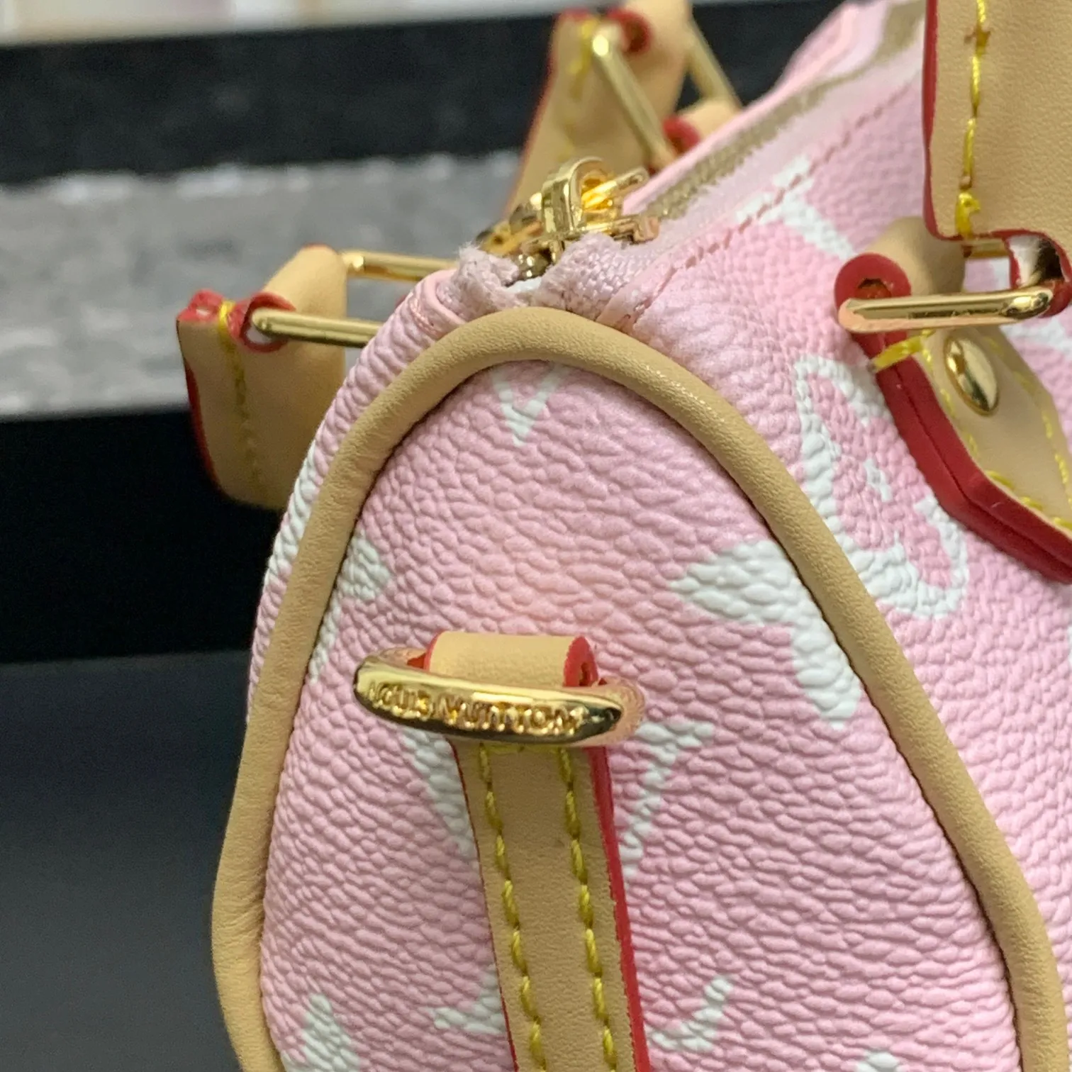 💰200MINI KEEPALL bag decoration and keychain ☀️Louis Vuitton Louis Vuitton lv mini pillow bag pendant ☀️This Mini Keepall bag decoration and keychain condense the classic handbag configuration, boldly showing the spirit of adventure. Monogram canvas with LV inscribed hook buckle, whether hung on a belt or handbag, its zipper closure and built-in keychain ensure secure storage