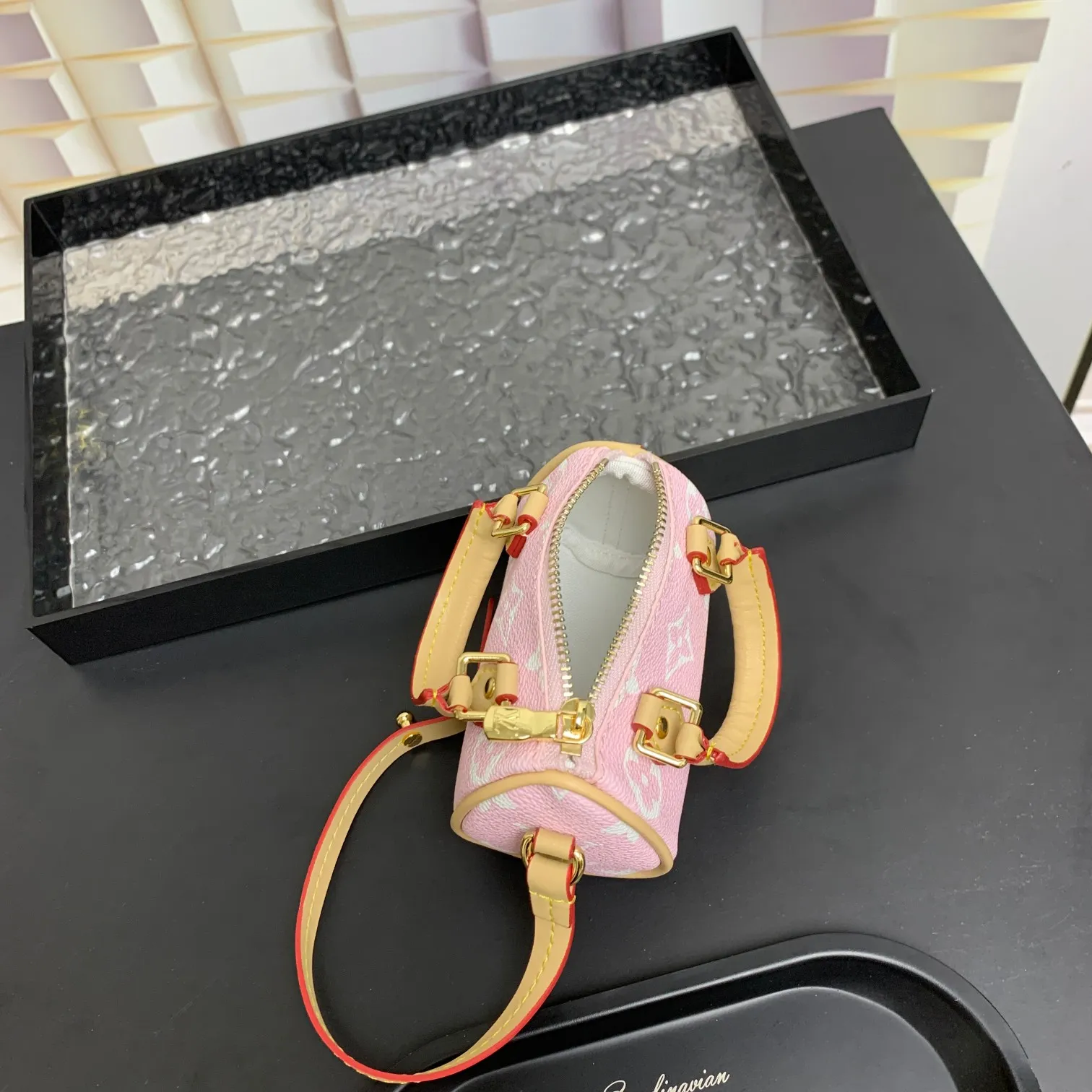 💰200MINI KEEPALL bag decoration and keychain ☀️Louis Vuitton Louis Vuitton lv mini pillow bag pendant ☀️This Mini Keepall bag decoration and keychain condense the classic handbag configuration, boldly showing the spirit of adventure. Monogram canvas with LV inscribed hook buckle, whether hung on a belt or handbag, its zipper closure and built-in keychain ensure secure storage