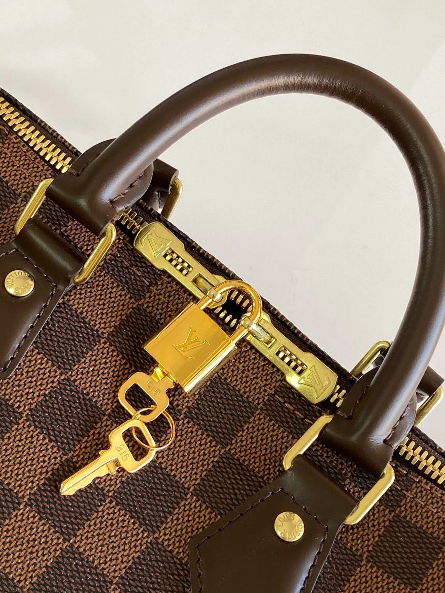 💰760 Top original order N41368 SPEEDY 25 handbag (with shoulder strap) The Speedy 25 handbag made of iconic Damier Ebène canvas shows the classic Louis Vuitton charm. Whether this bag is carried by hand, carried on the shoulder or cross-body, the user exudes endless elegance. Detailed Features 25 x 19 x 15 cm (Length x Height x Width) Smooth leather trim Shiny gold-tone brass hardware Double zip closure with padlock Internal pocket D-ring for keys and accessories Soft fabric lining Shoulder strap: Removable, adjustable Strap half-length: 46.5 cm Strap half-length adjustable to: 55.0 cm Handle: Double handle