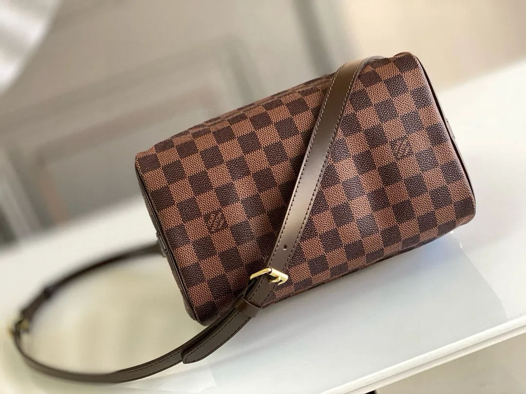 💰760 Top original order N41368 SPEEDY 25 handbag (with shoulder strap) The Speedy 25 handbag made of iconic Damier Ebène canvas shows the classic Louis Vuitton charm. Whether this bag is carried by hand, carried on the shoulder or cross-body, the user exudes endless elegance. Detailed Features 25 x 19 x 15 cm (Length x Height x Width) Smooth leather trim Shiny gold-tone brass hardware Double zip closure with padlock Internal pocket D-ring for keys and accessories Soft fabric lining Shoulder strap: Removable, adjustable Strap half-length: 46.5 cm Strap half-length adjustable to: 55.0 cm Handle: Double handle