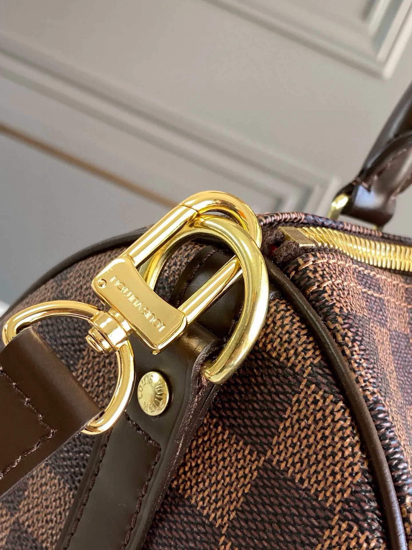 💰760 Top original order N41368 SPEEDY 25 handbag (with shoulder strap) The Speedy 25 handbag made of iconic Damier Ebène canvas shows the classic Louis Vuitton charm. Whether this bag is carried by hand, carried on the shoulder or cross-body, the user exudes endless elegance. Detailed Features 25 x 19 x 15 cm (Length x Height x Width) Smooth leather trim Shiny gold-tone brass hardware Double zip closure with padlock Internal pocket D-ring for keys and accessories Soft fabric lining Shoulder strap: Removable, adjustable Strap half-length: 46.5 cm Strap half-length adjustable to: 55.0 cm Handle: Double handle
