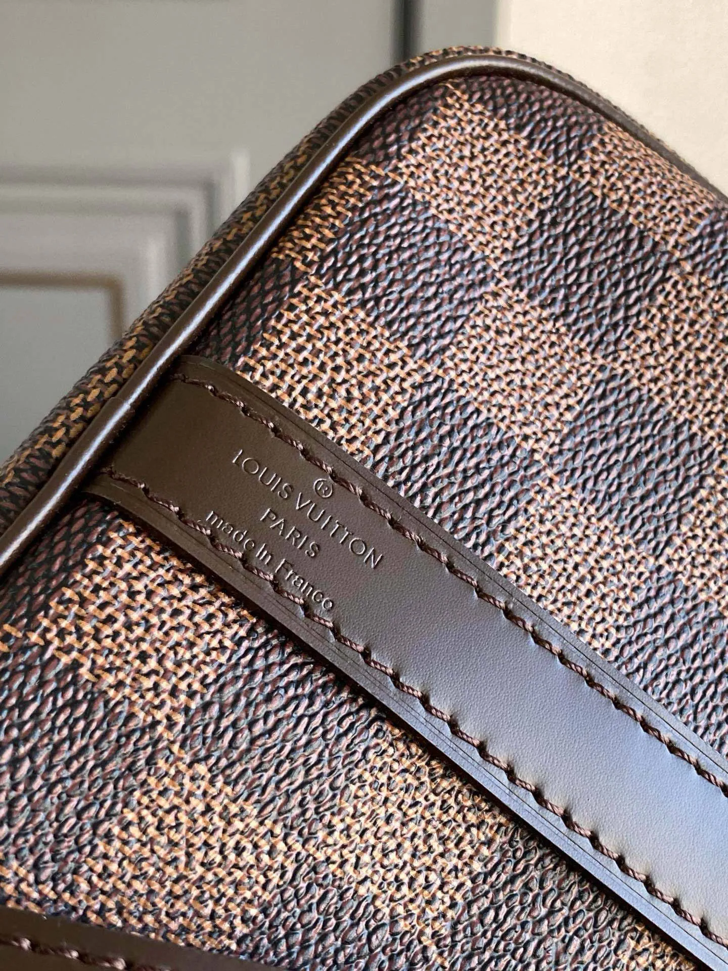 💰760 Top original order N41368 SPEEDY 25 handbag (with shoulder strap) The Speedy 25 handbag made of iconic Damier Ebène canvas shows the classic Louis Vuitton charm. Whether this bag is carried by hand, carried on the shoulder or cross-body, the user exudes endless elegance. Detailed Features 25 x 19 x 15 cm (Length x Height x Width) Smooth leather trim Shiny gold-tone brass hardware Double zip closure with padlock Internal pocket D-ring for keys and accessories Soft fabric lining Shoulder strap: Removable, adjustable Strap half-length: 46.5 cm Strap half-length adjustable to: 55.0 cm Handle: Double handle