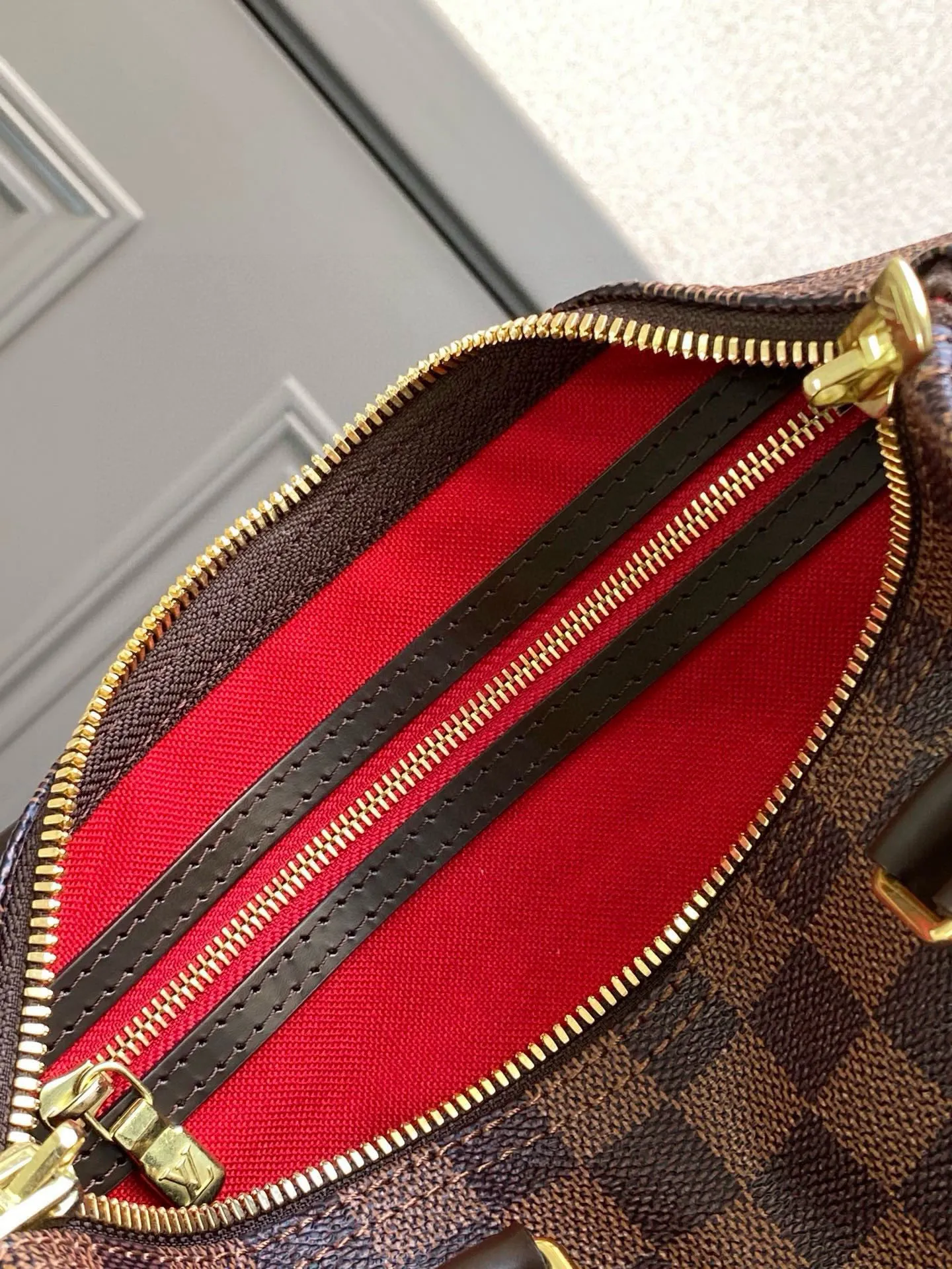 💰760 Top original order N41368 SPEEDY 25 handbag (with shoulder strap) The Speedy 25 handbag made of iconic Damier Ebène canvas shows the classic Louis Vuitton charm. Whether this bag is carried by hand, carried on the shoulder or cross-body, the user exudes endless elegance. Detailed Features 25 x 19 x 15 cm (Length x Height x Width) Smooth leather trim Shiny gold-tone brass hardware Double zip closure with padlock Internal pocket D-ring for keys and accessories Soft fabric lining Shoulder strap: Removable, adjustable Strap half-length: 46.5 cm Strap half-length adjustable to: 55.0 cm Handle: Double handle