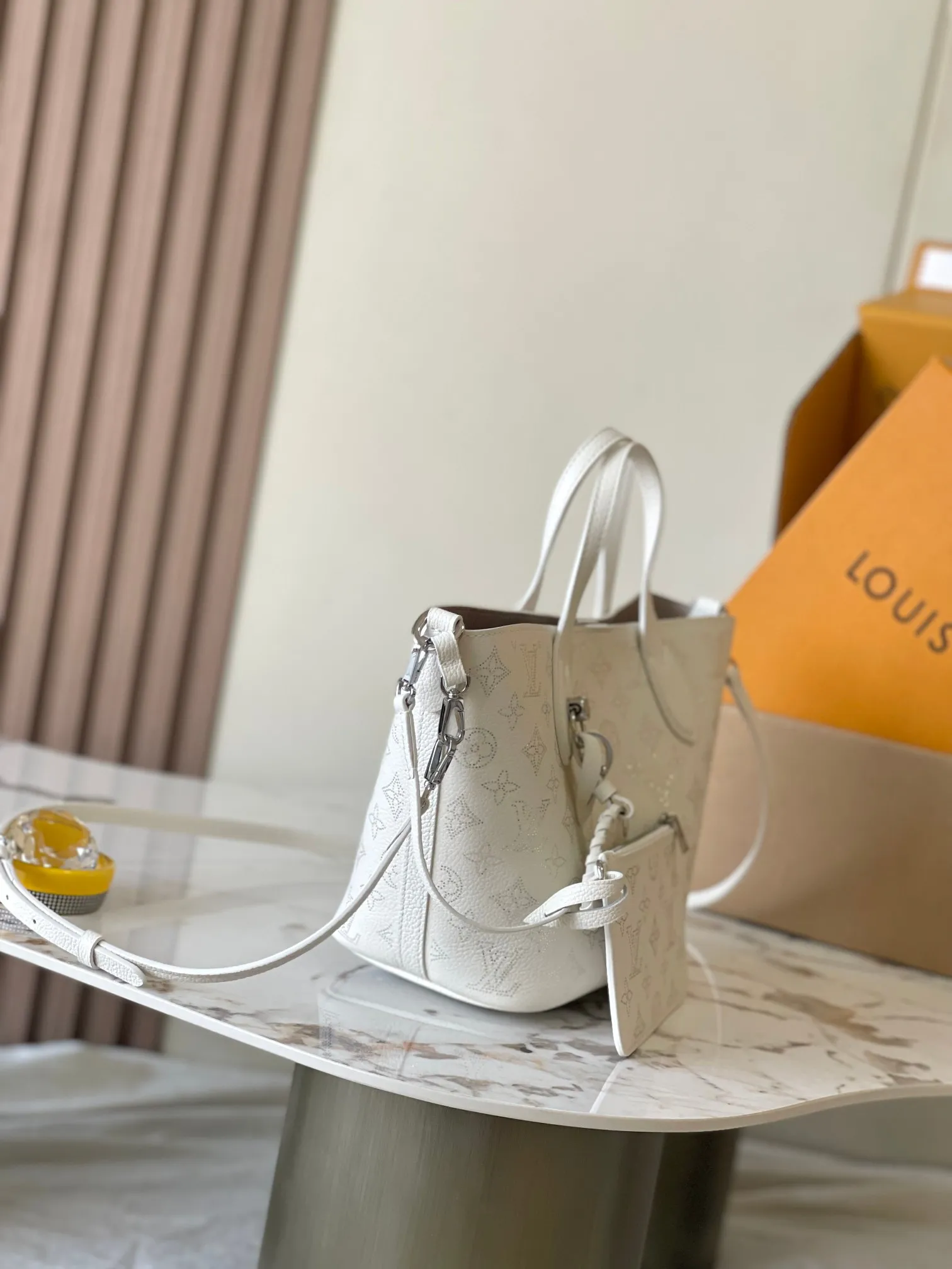 p3000 [Special grade MB chip version original leather] This Bella small model Model: M11842 white dynamic chip version Materials: A-grade all-steel hardware, imported original fabrics Packing: full set of original duty-free MB packaging Size: 20*20*12.5CM