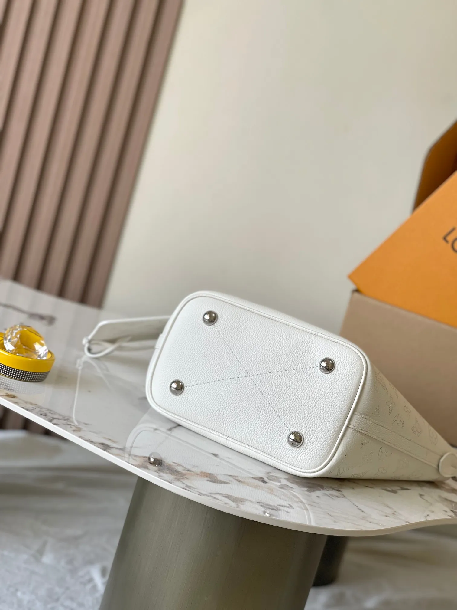 p3000 [Special grade MB chip version original leather] This Bella small model Model: M11842 white dynamic chip version Materials: A-grade all-steel hardware, imported original fabrics Packing: full set of original duty-free MB packaging Size: 20*20*12.5CM
