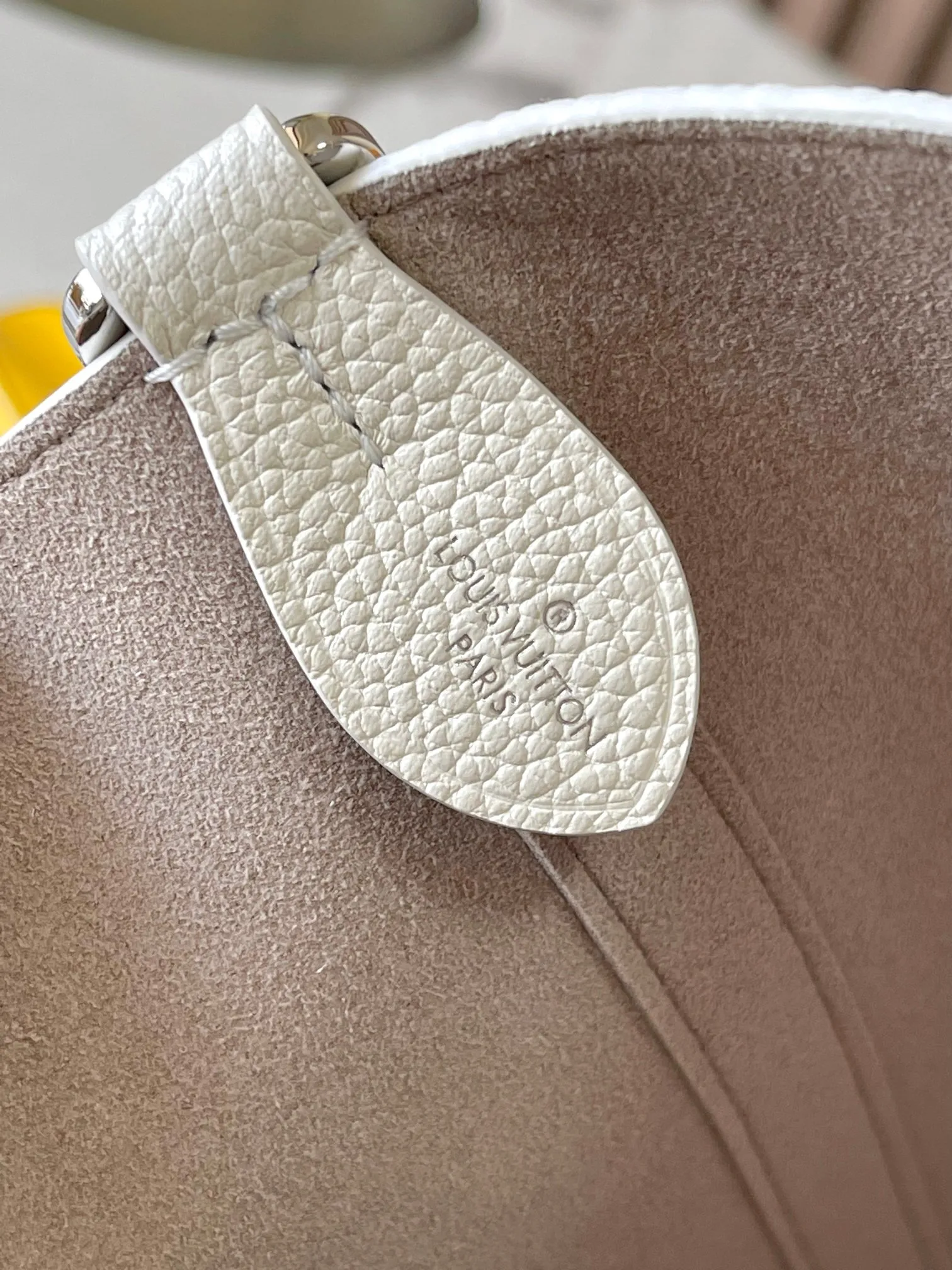 p3000 [Special grade MB chip version original leather] This Bella small model Model: M11842 white dynamic chip version Materials: A-grade all-steel hardware, imported original fabrics Packing: full set of original duty-free MB packaging Size: 20*20*12.5CM