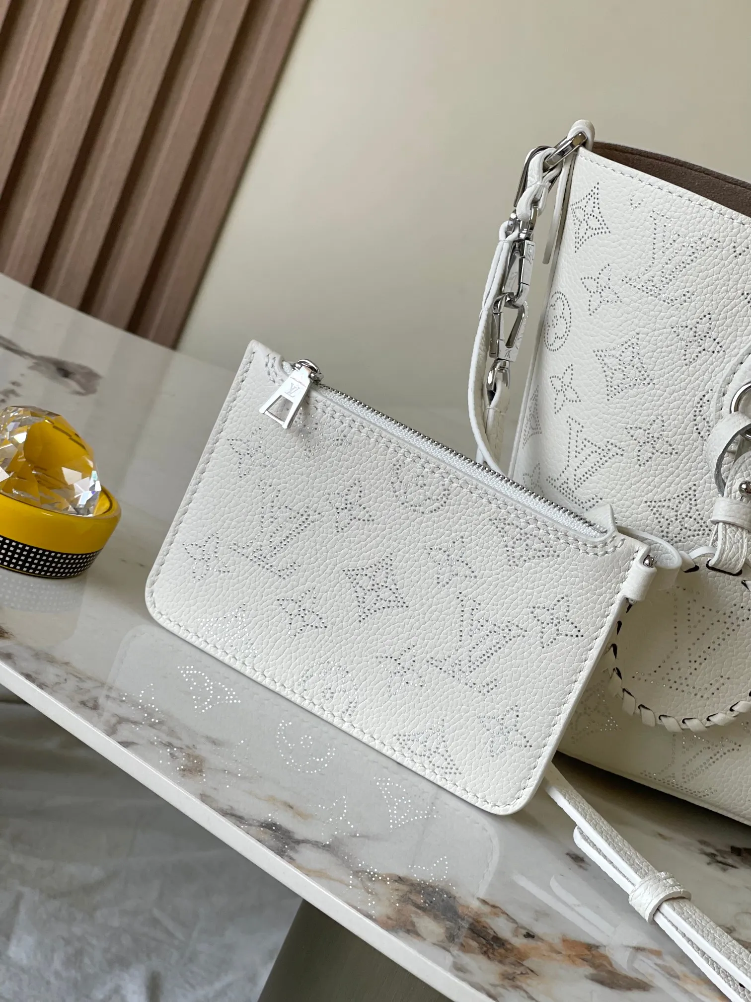 p3000 [Special grade MB chip version original leather] This Bella small model Model: M11842 white dynamic chip version Materials: A-grade all-steel hardware, imported original fabrics Packing: full set of original duty-free MB packaging Size: 20*20*12.5CM
