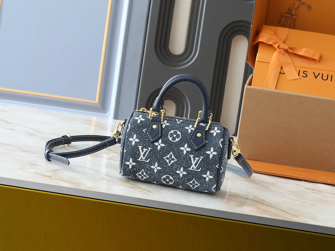 💰180💰Upgraded from the original M81168 denim blue M81213 denim pink M81085 presbyopia, the Nano Speedy handbag is an exquisite interpretation of the classic Speedy handbag. This time it is made of Monogram jacquard denim, using jacquard knitting technology to present the Monogram pattern and sandwash effect. The handle and long shoulder strap allow you to carry it on the shoulder or across the body, storing small items in a trendy style. Dimensions: 16 x 10 x 7.5