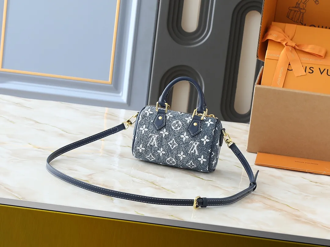 💰180💰Upgraded from the original M81168 denim blue M81213 denim pink M81085 presbyopia, the Nano Speedy handbag is an exquisite interpretation of the classic Speedy handbag. This time it is made of Monogram jacquard denim, using jacquard knitting technology to present the Monogram pattern and sandwash effect. The handle and long shoulder strap allow you to carry it on the shoulder or across the body, storing small items in a trendy style. Dimensions: 16 x 10 x 7.5
