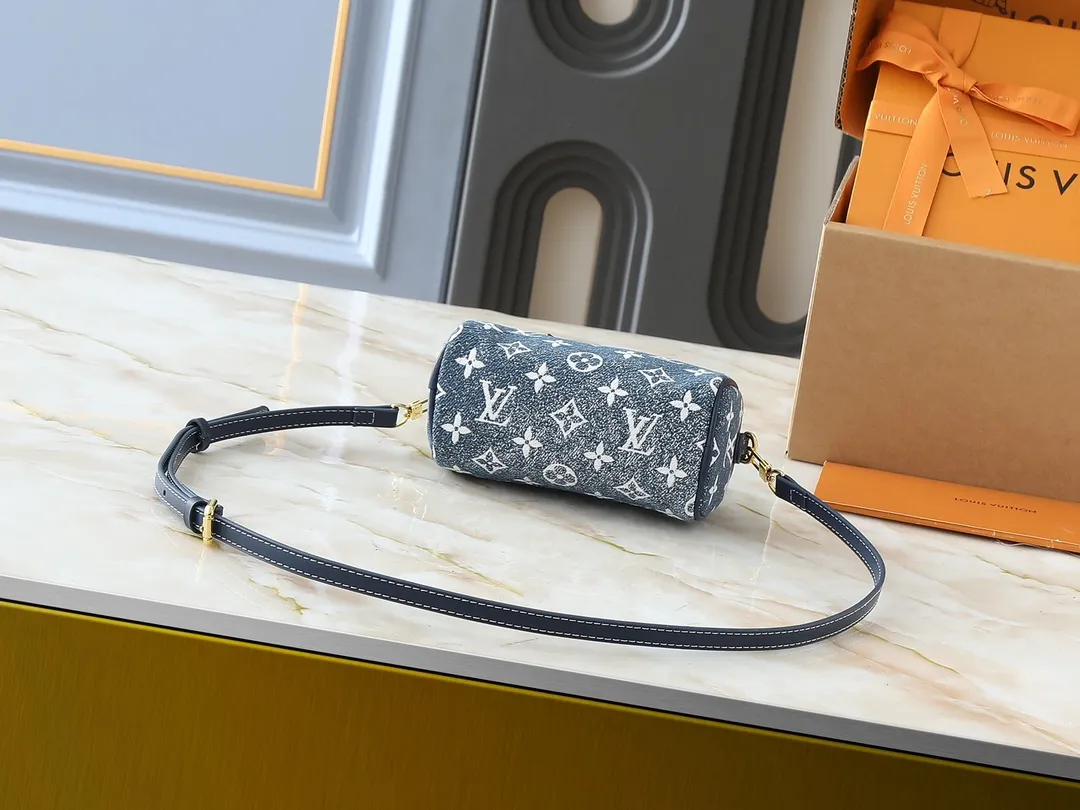 💰180💰Upgraded from the original M81168 denim blue M81213 denim pink M81085 presbyopia, the Nano Speedy handbag is an exquisite interpretation of the classic Speedy handbag. This time it is made of Monogram jacquard denim, using jacquard knitting technology to present the Monogram pattern and sandwash effect. The handle and long shoulder strap allow you to carry it on the shoulder or across the body, storing small items in a trendy style. Dimensions: 16 x 10 x 7.5