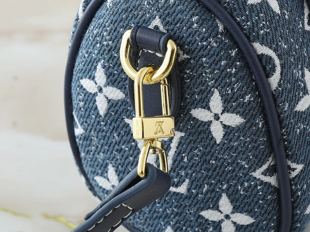 💰180💰Upgraded from the original M81168 denim blue M81213 denim pink M81085 presbyopia, the Nano Speedy handbag is an exquisite interpretation of the classic Speedy handbag. This time it is made of Monogram jacquard denim, using jacquard knitting technology to present the Monogram pattern and sandwash effect. The handle and long shoulder strap allow you to carry it on the shoulder or across the body, storing small items in a trendy style. Dimensions: 16 x 10 x 7.5