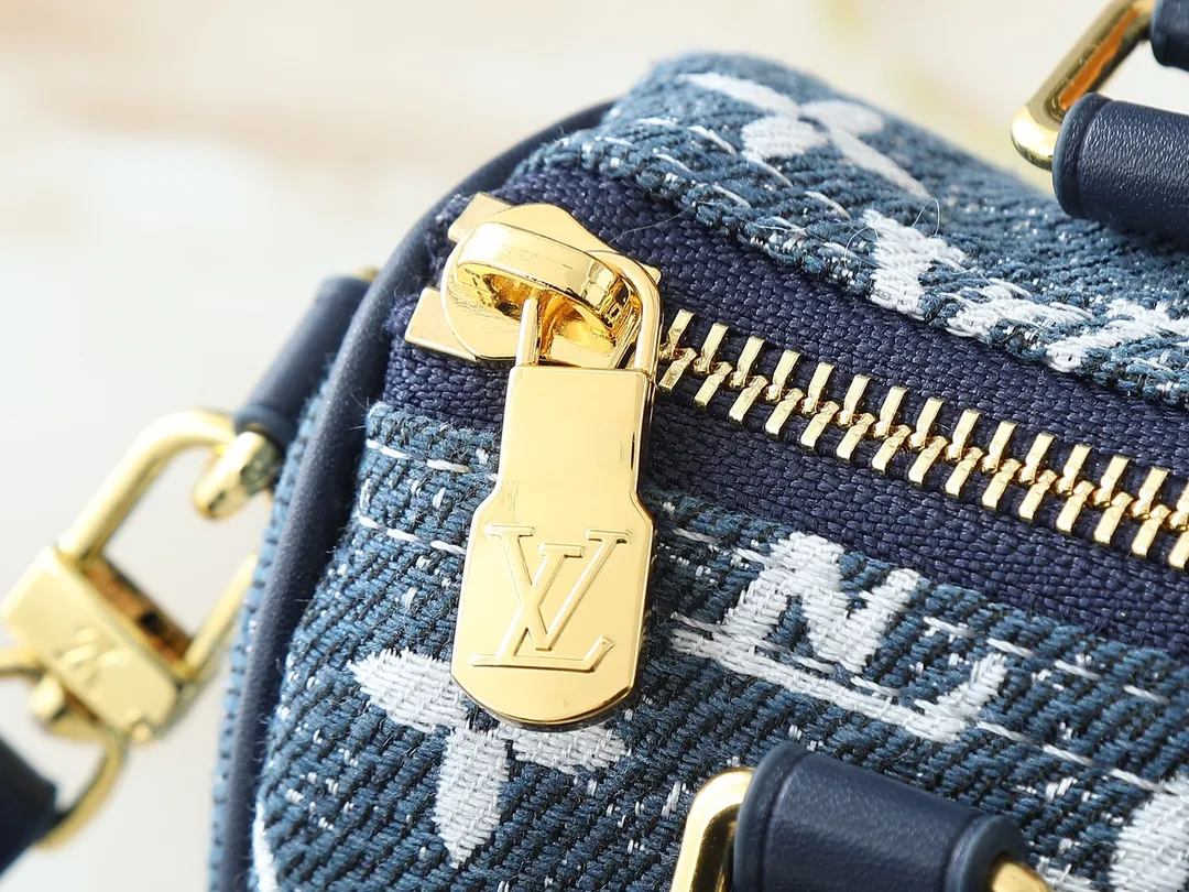 💰180💰Upgraded from the original M81168 denim blue M81213 denim pink M81085 presbyopia, the Nano Speedy handbag is an exquisite interpretation of the classic Speedy handbag. This time it is made of Monogram jacquard denim, using jacquard knitting technology to present the Monogram pattern and sandwash effect. The handle and long shoulder strap allow you to carry it on the shoulder or across the body, storing small items in a trendy style. Dimensions: 16 x 10 x 7.5