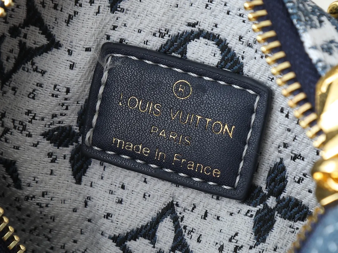 💰180💰Upgraded from the original M81168 denim blue M81213 denim pink M81085 presbyopia, the Nano Speedy handbag is an exquisite interpretation of the classic Speedy handbag. This time it is made of Monogram jacquard denim, using jacquard knitting technology to present the Monogram pattern and sandwash effect. The handle and long shoulder strap allow you to carry it on the shoulder or across the body, storing small items in a trendy style. Dimensions: 16 x 10 x 7.5