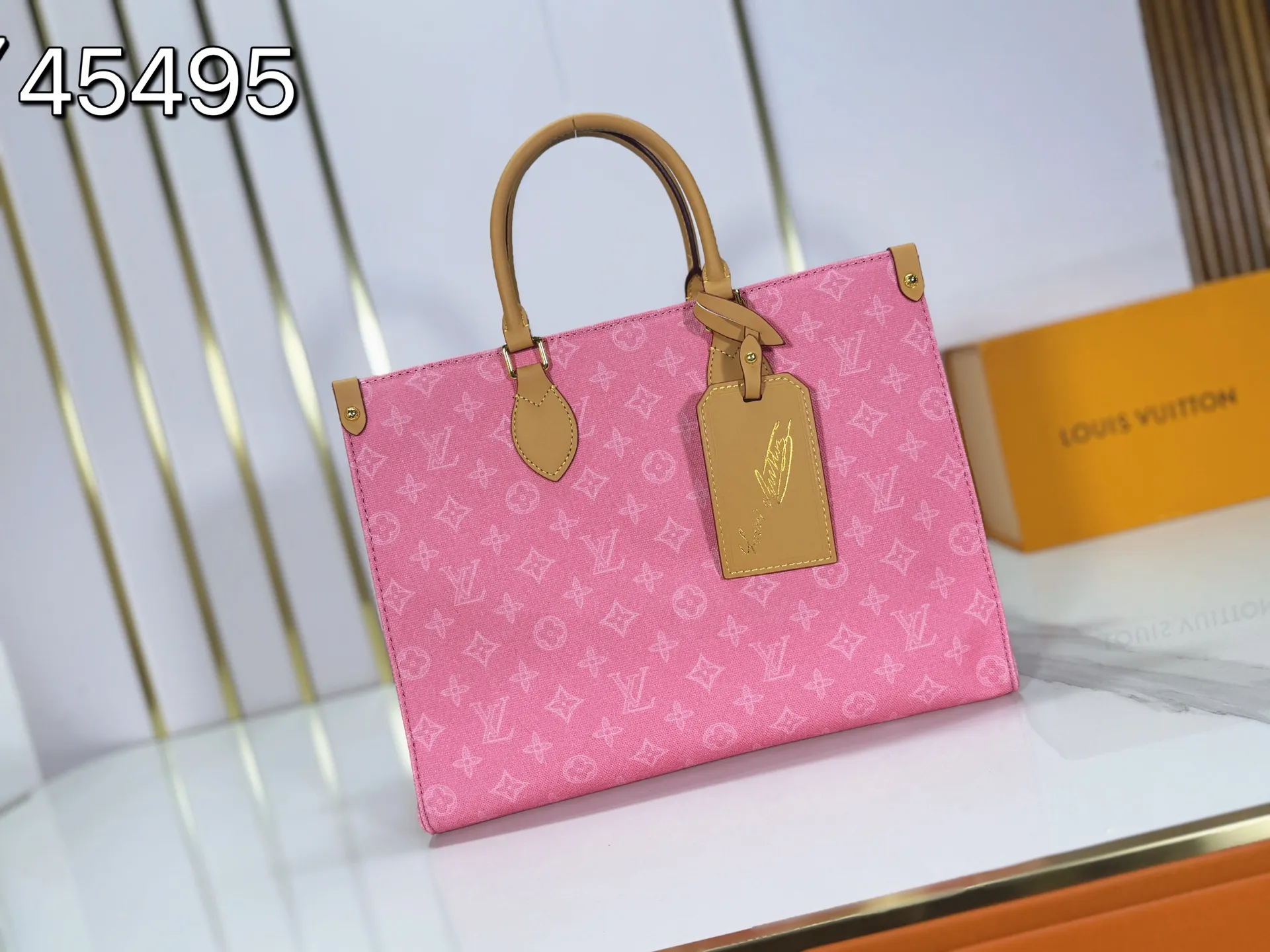 P260 Upgraded original M28289 M45495 M44571 To celebrate the 130th anniversary of the Louis Vuitton Monogram pattern, this OnTheGo medium handbag chooses Monogram Origine Bleu Courrier pattern canvas to reinterpret the classic elements from a retro perspective. The shoulder straps, handles and address plaque are cut out of cowhide, and the striped lining and pockets open to reveal. Zipper bag securely stores valuables. Dimensions: 35 x 27 x 14 (cm) ((length x height x width)