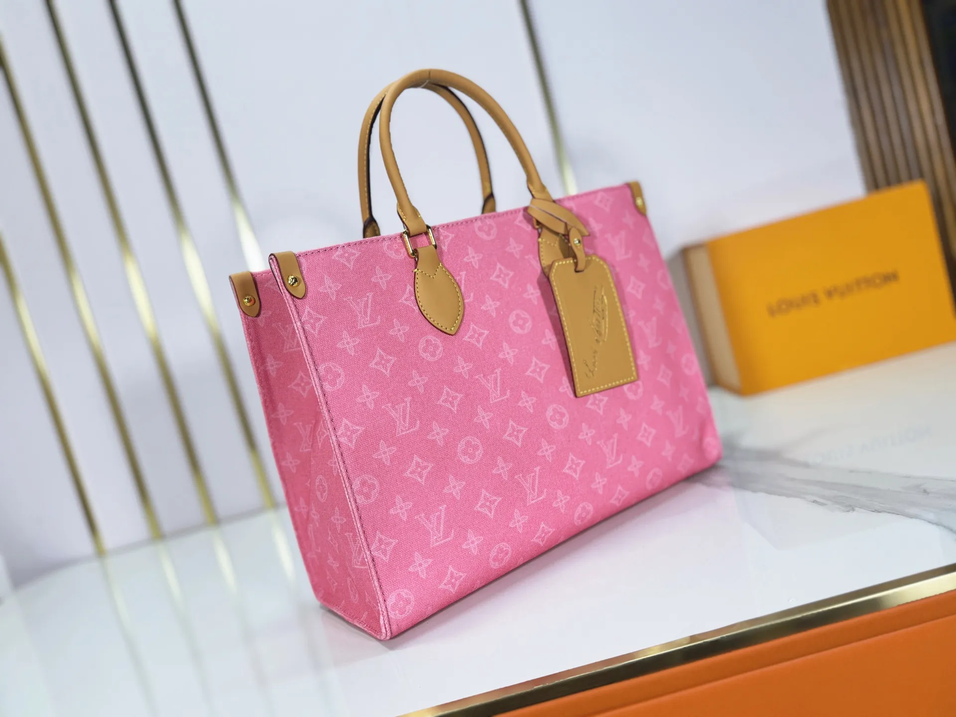 P260 Upgraded original M28289 M45495 M44571 To celebrate the 130th anniversary of the Louis Vuitton Monogram pattern, this OnTheGo medium handbag chooses Monogram Origine Bleu Courrier pattern canvas to reinterpret the classic elements from a retro perspective. The shoulder straps, handles and address plaque are cut out of cowhide, and the striped lining and pockets open to reveal. Zipper bag securely stores valuables. Dimensions: 35 x 27 x 14 (cm) ((length x height x width)