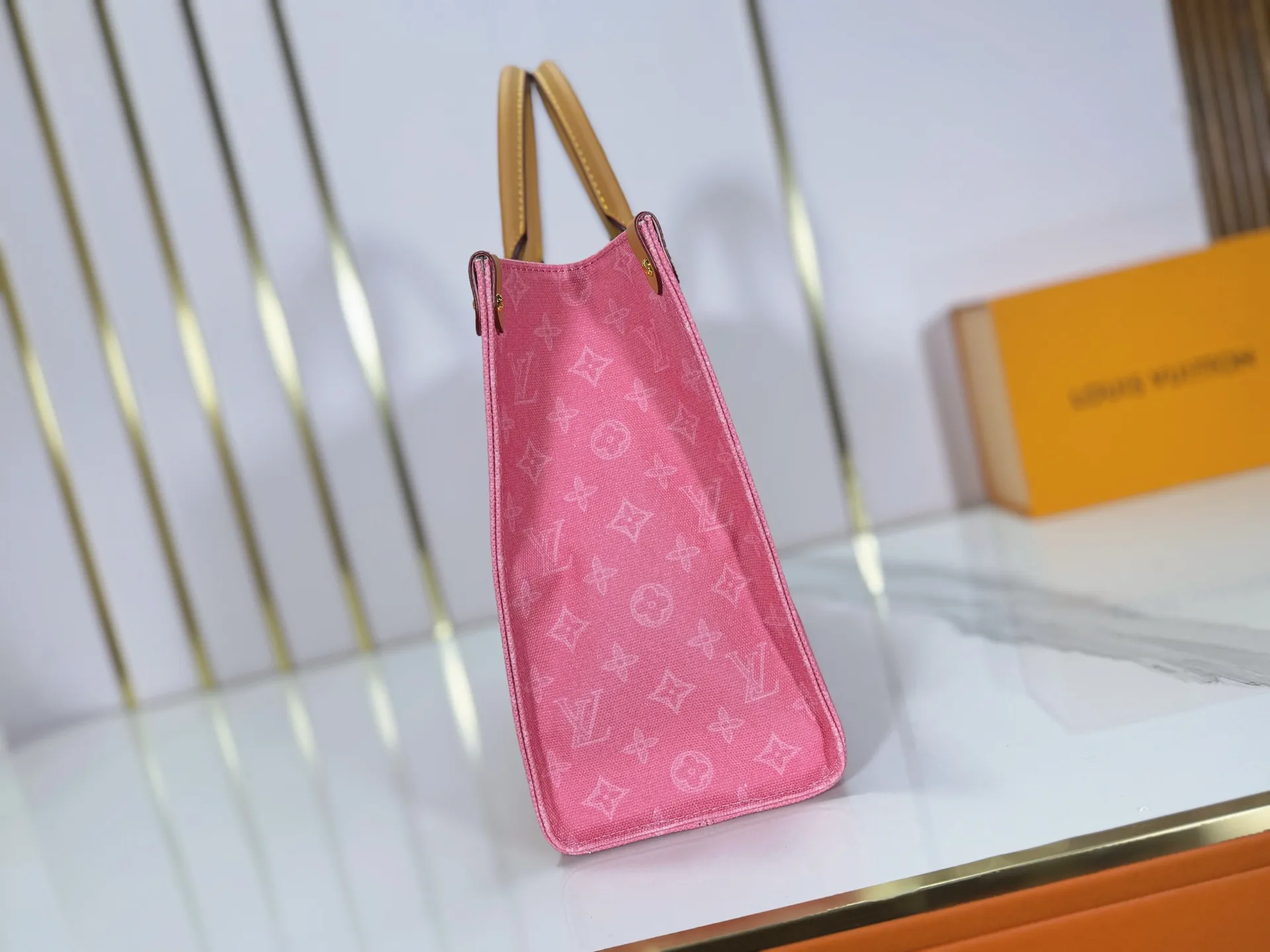 P260 Upgraded original M28289 M45495 M44571 To celebrate the 130th anniversary of the Louis Vuitton Monogram pattern, this OnTheGo medium handbag chooses Monogram Origine Bleu Courrier pattern canvas to reinterpret the classic elements from a retro perspective. The shoulder straps, handles and address plaque are cut out of cowhide, and the striped lining and pockets open to reveal. Zipper bag securely stores valuables. Dimensions: 35 x 27 x 14 (cm) ((length x height x width)