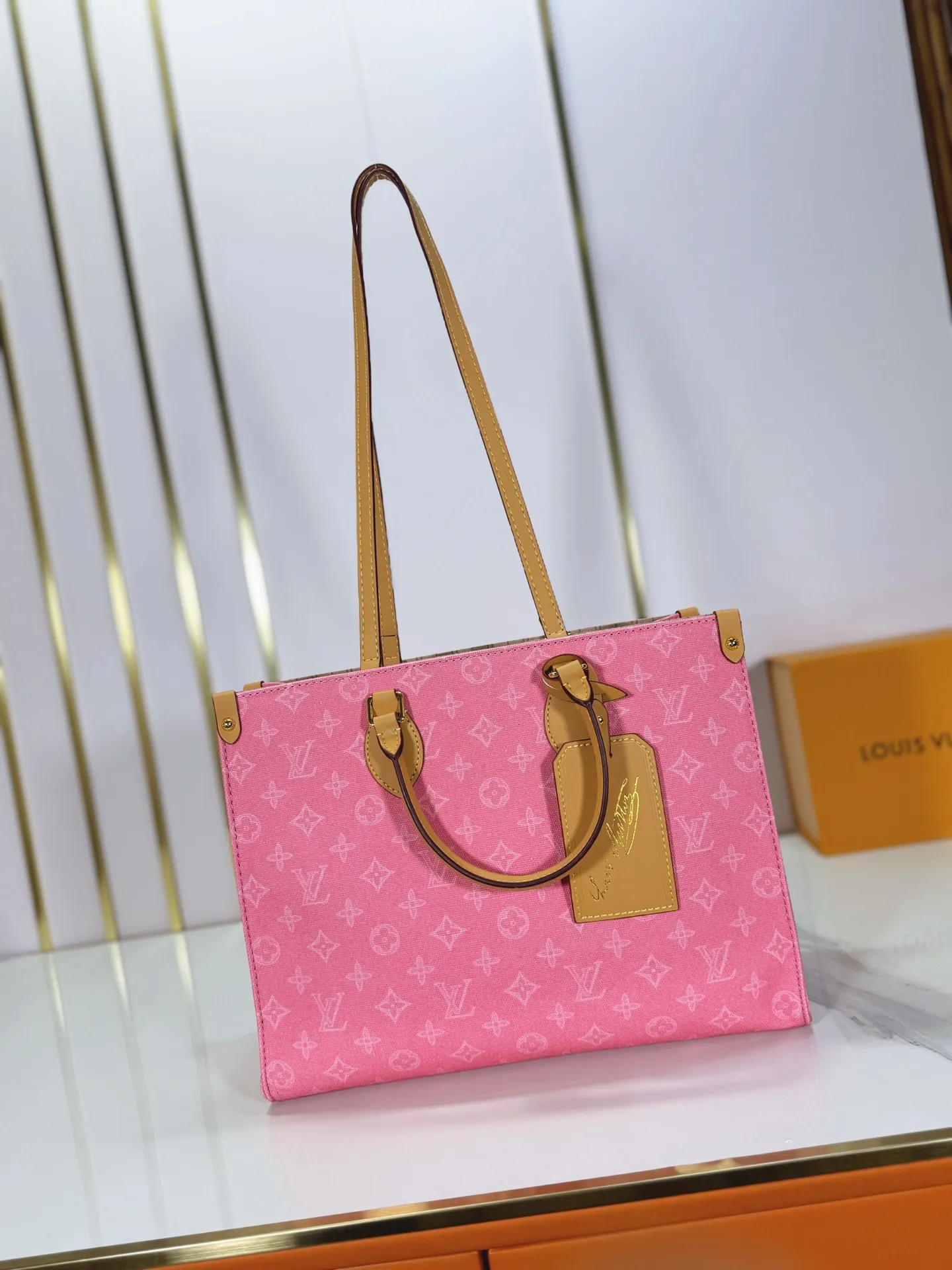P260 Upgraded original M28289 M45495 M44571 To celebrate the 130th anniversary of the Louis Vuitton Monogram pattern, this OnTheGo medium handbag chooses Monogram Origine Bleu Courrier pattern canvas to reinterpret the classic elements from a retro perspective. The shoulder straps, handles and address plaque are cut out of cowhide, and the striped lining and pockets open to reveal. Zipper bag securely stores valuables. Dimensions: 35 x 27 x 14 (cm) ((length x height x width)