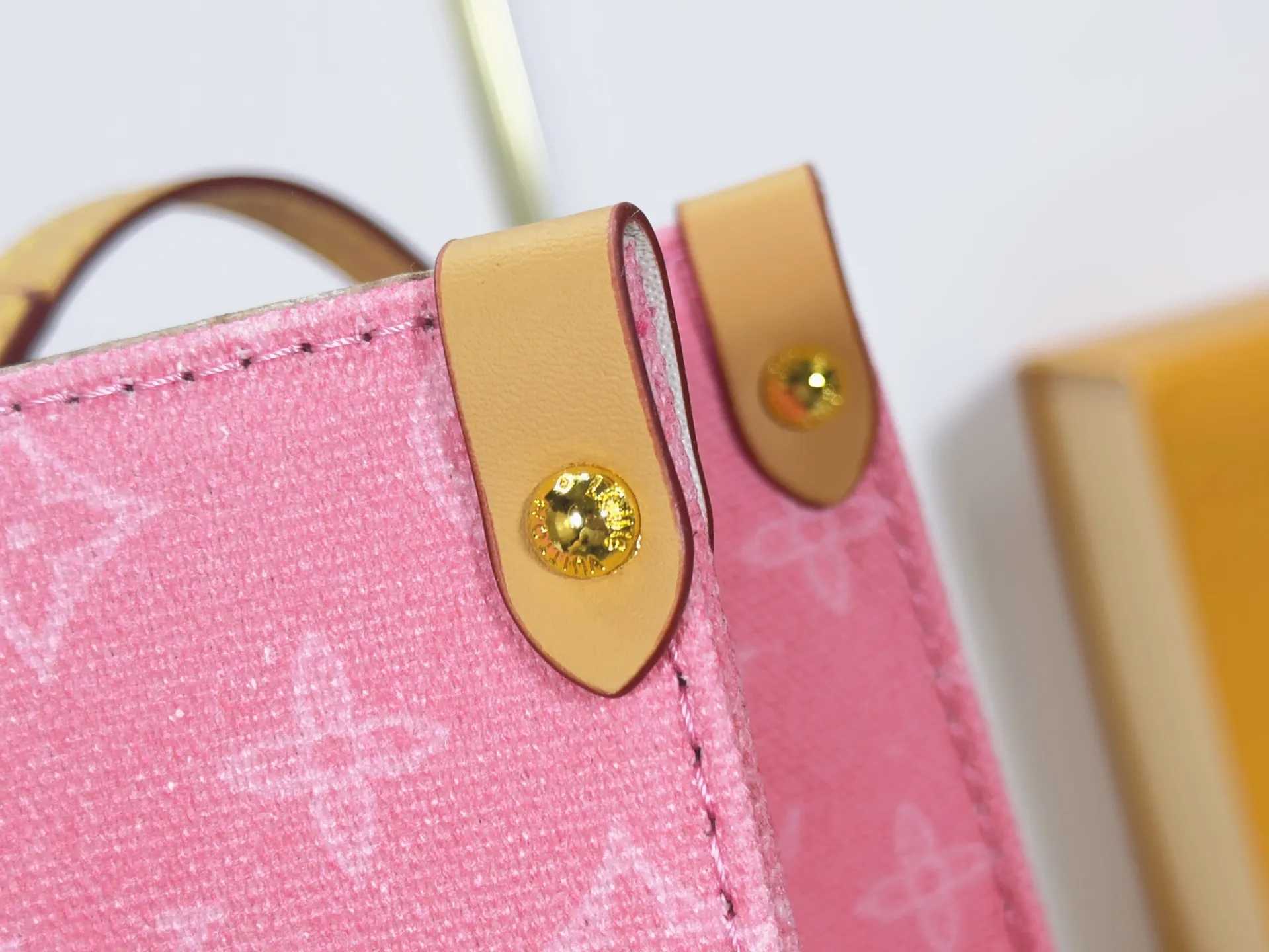 P260 Upgraded original M28289 M45495 M44571 To celebrate the 130th anniversary of the Louis Vuitton Monogram pattern, this OnTheGo medium handbag chooses Monogram Origine Bleu Courrier pattern canvas to reinterpret the classic elements from a retro perspective. The shoulder straps, handles and address plaque are cut out of cowhide, and the striped lining and pockets open to reveal. Zipper bag securely stores valuables. Dimensions: 35 x 27 x 14 (cm) ((length x height x width)