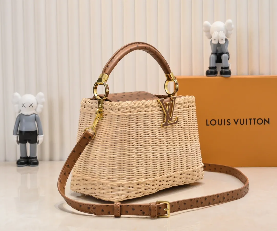 The upgraded version of P680 M11619 crocodile pattern CapucinesBB handbag has a unique rattan weaving structure, paying tribute to the Louis Vuitton picnic box design that came out in 1892. The cow leather shapes the top handle and flap, the LV letters reveal a metallic texture, and the detachable and adjustable leather shoulder strap makes it easy to carry on the shoulder. The gift box packaging provided with this product may be reasonably adjusted depending on the stock situation, and may be different from the packaging style displayed on this product page. Please refer to the actual gift box packaging style received for details. Size:27×17.3×9cm