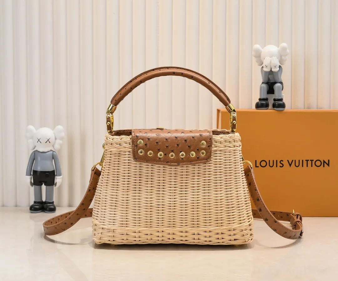 The upgraded version of P680 M11619 crocodile pattern CapucinesBB handbag has a unique rattan weaving structure, paying tribute to the Louis Vuitton picnic box design that came out in 1892. The cow leather shapes the top handle and flap, the LV letters reveal a metallic texture, and the detachable and adjustable leather shoulder strap makes it easy to carry on the shoulder. The gift box packaging provided with this product may be reasonably adjusted depending on the stock situation, and may be different from the packaging style displayed on this product page. Please refer to the actual gift box packaging style received for details. Size:27×17.3×9cm