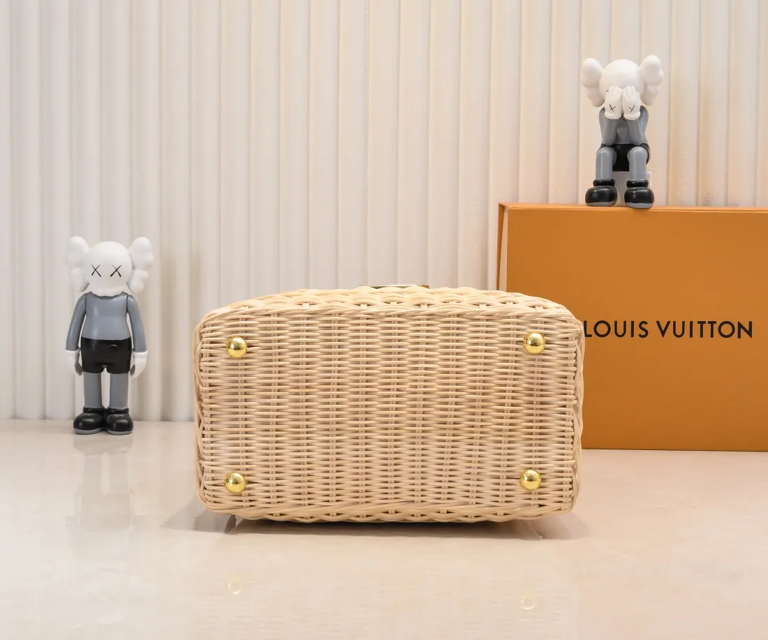 The upgraded version of P680 M11619 crocodile pattern CapucinesBB handbag has a unique rattan weaving structure, paying tribute to the Louis Vuitton picnic box design that came out in 1892. The cow leather shapes the top handle and flap, the LV letters reveal a metallic texture, and the detachable and adjustable leather shoulder strap makes it easy to carry on the shoulder. The gift box packaging provided with this product may be reasonably adjusted depending on the stock situation, and may be different from the packaging style displayed on this product page. Please refer to the actual gift box packaging style received for details. Size:27×17.3×9cm