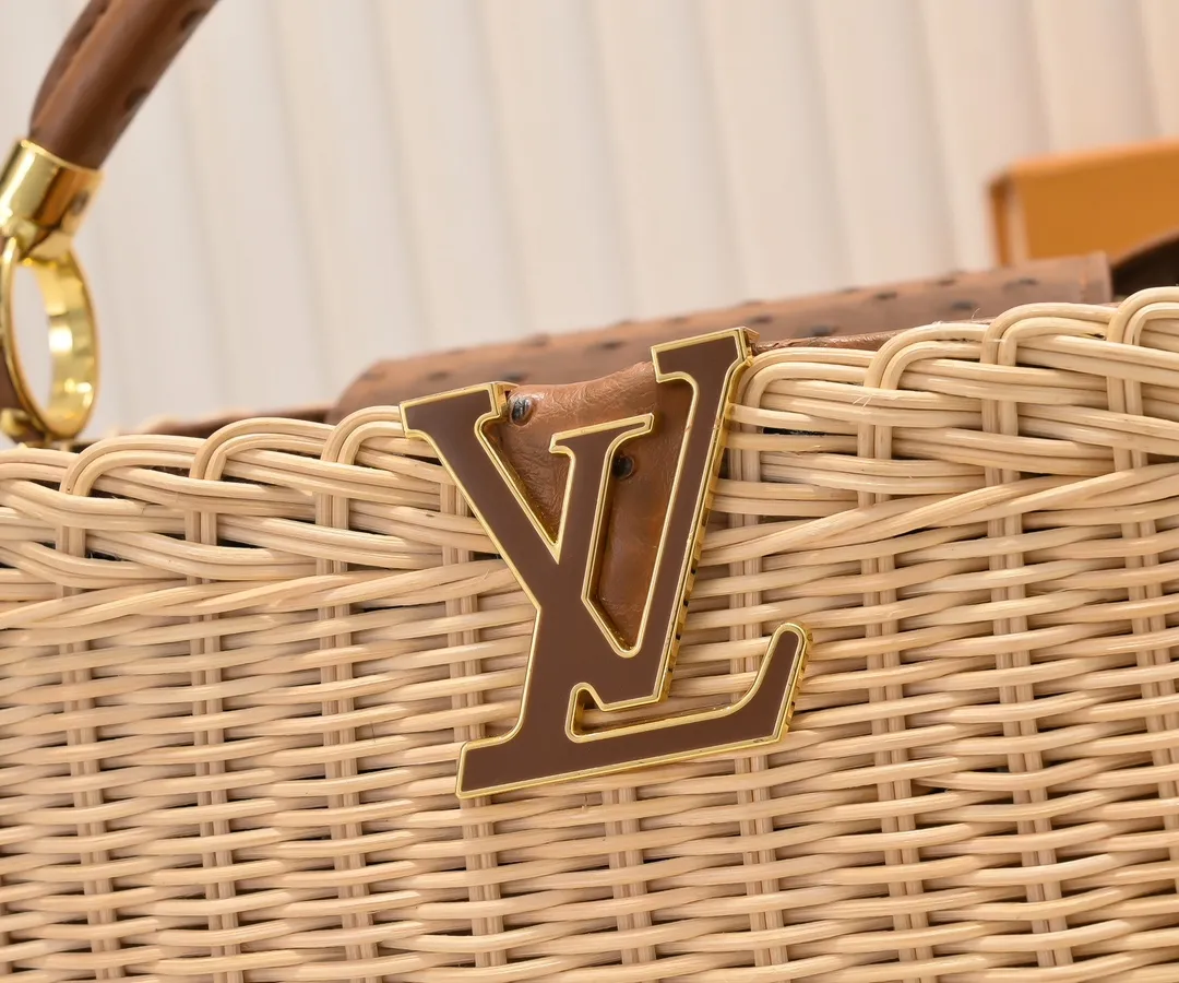 The upgraded version of P680 M11619 crocodile pattern CapucinesBB handbag has a unique rattan weaving structure, paying tribute to the Louis Vuitton picnic box design that came out in 1892. The cow leather shapes the top handle and flap, the LV letters reveal a metallic texture, and the detachable and adjustable leather shoulder strap makes it easy to carry on the shoulder. The gift box packaging provided with this product may be reasonably adjusted depending on the stock situation, and may be different from the packaging style displayed on this product page. Please refer to the actual gift box packaging style received for details. Size:27×17.3×9cm