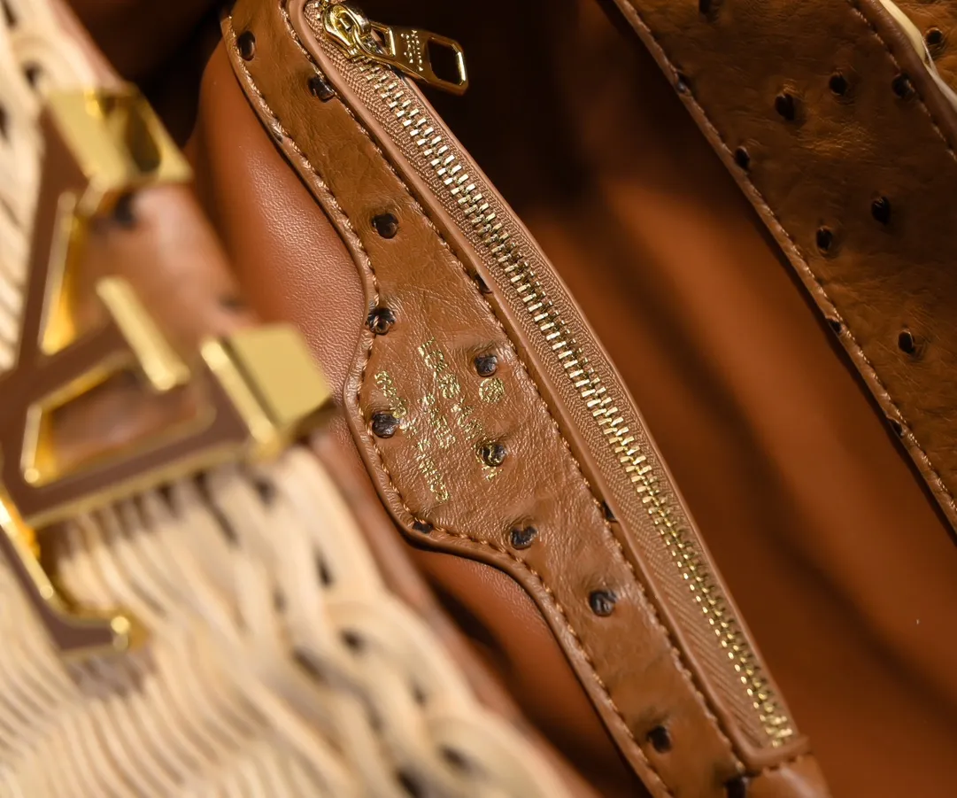 The upgraded version of P680 M11619 crocodile pattern CapucinesBB handbag has a unique rattan weaving structure, paying tribute to the Louis Vuitton picnic box design that came out in 1892. The cow leather shapes the top handle and flap, the LV letters reveal a metallic texture, and the detachable and adjustable leather shoulder strap makes it easy to carry on the shoulder. The gift box packaging provided with this product may be reasonably adjusted depending on the stock situation, and may be different from the packaging style displayed on this product page. Please refer to the actual gift box packaging style received for details. Size:27×17.3×9cm