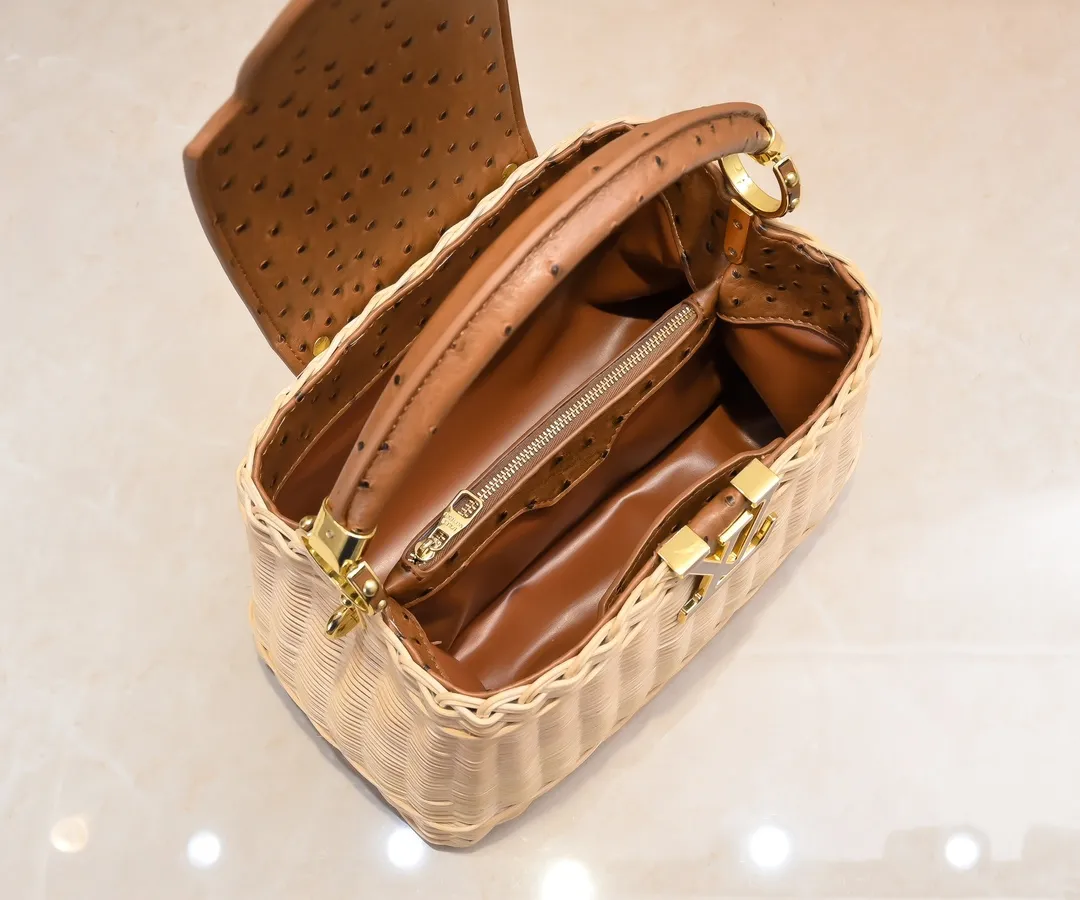 The upgraded version of P680 M11619 crocodile pattern CapucinesBB handbag has a unique rattan weaving structure, paying tribute to the Louis Vuitton picnic box design that came out in 1892. The cow leather shapes the top handle and flap, the LV letters reveal a metallic texture, and the detachable and adjustable leather shoulder strap makes it easy to carry on the shoulder. The gift box packaging provided with this product may be reasonably adjusted depending on the stock situation, and may be different from the packaging style displayed on this product page. Please refer to the actual gift box packaging style received for details. Size:27×17.3×9cm