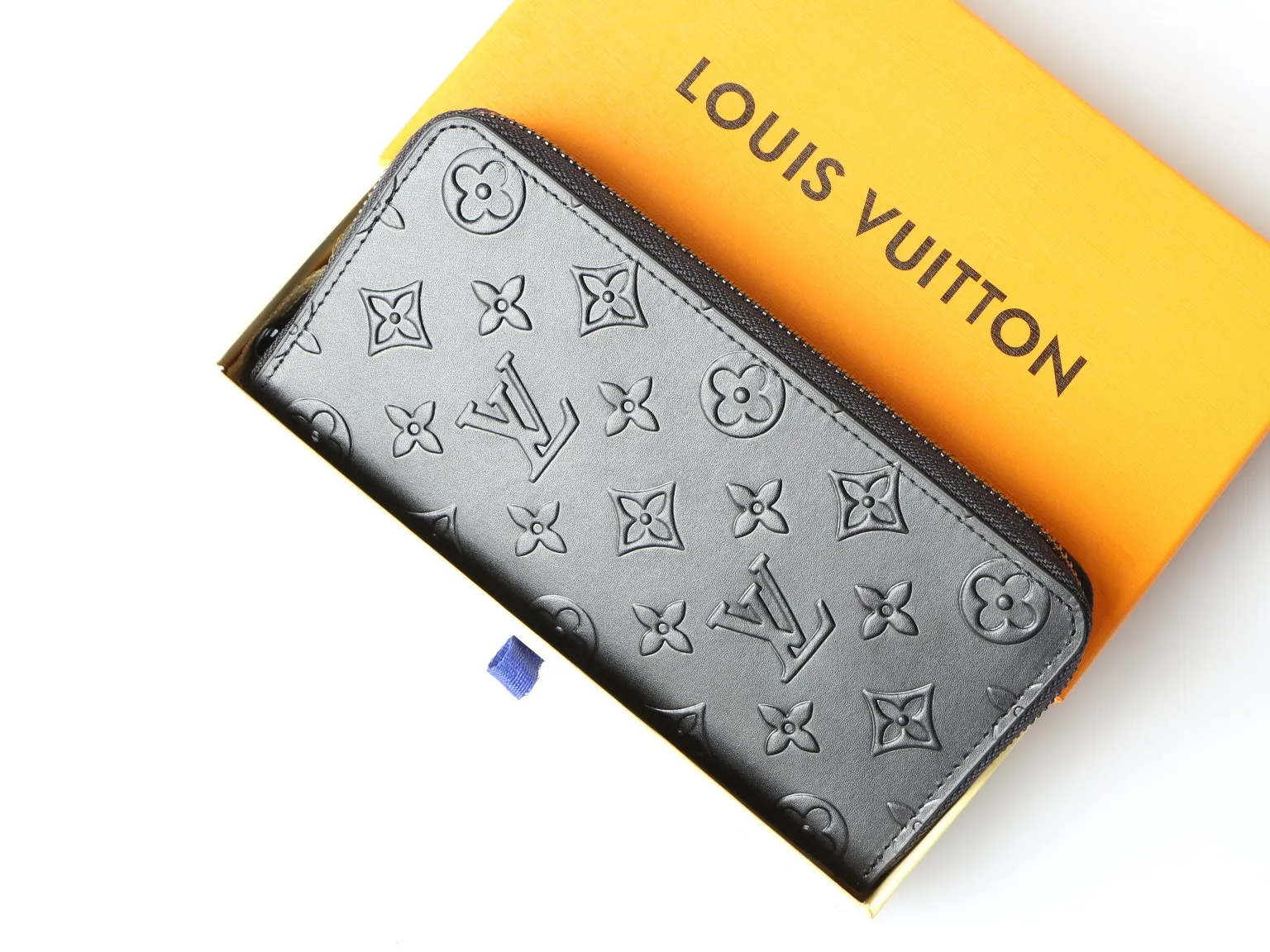 💰140 💎Top original version This Zippy Vertical wallet has the unique personality of Monogram Seal leather. Louis Vuitton's classic Monogram pattern is embossed on fine cowhide using a special process, just like the sealing wax of old letters. Zipper closure securely protects card slots and compartments for banknotes, coins and paper. Model: M80505 M63095 Relief Size: 10 x 20 x 2 cm