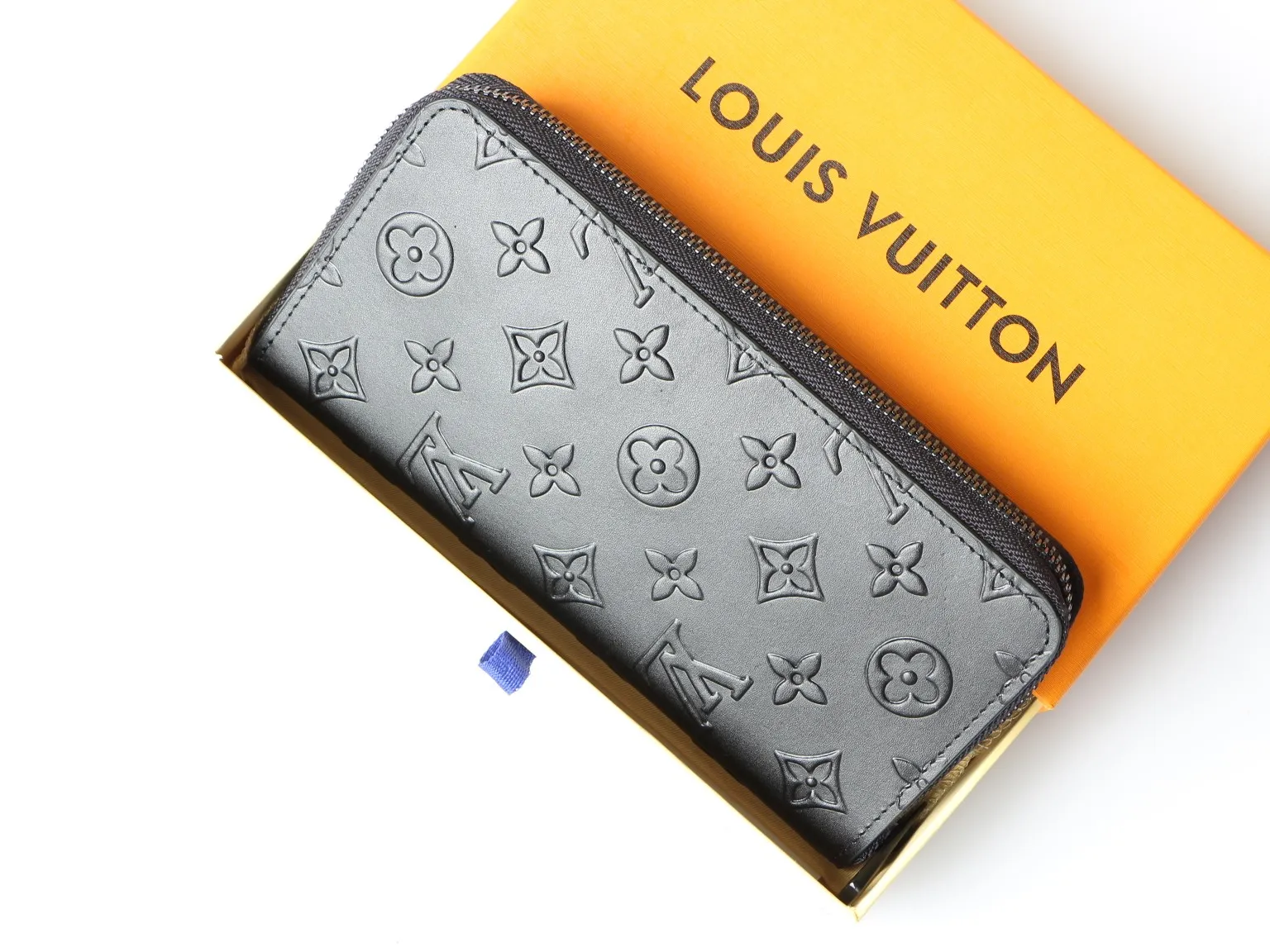 💰140 💎Top original version This Zippy Vertical wallet has the unique personality of Monogram Seal leather. Louis Vuitton's classic Monogram pattern is embossed on fine cowhide using a special process, just like the sealing wax of old letters. Zipper closure securely protects card slots and compartments for banknotes, coins and paper. Model: M80505 M63095 Relief Size: 10 x 20 x 2 cm