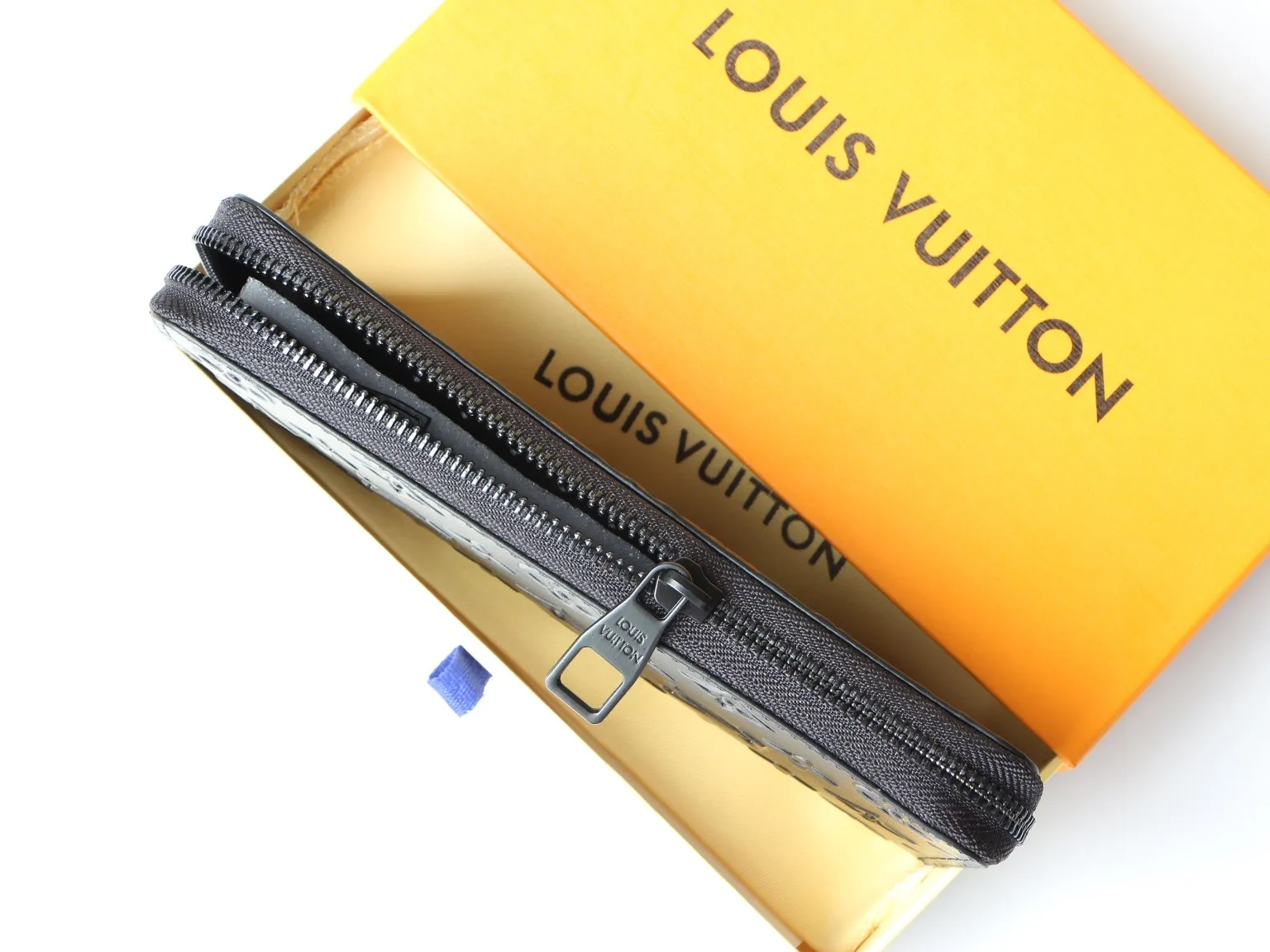 💰140 💎Top original version This Zippy Vertical wallet has the unique personality of Monogram Seal leather. Louis Vuitton's classic Monogram pattern is embossed on fine cowhide using a special process, just like the sealing wax of old letters. Zipper closure securely protects card slots and compartments for banknotes, coins and paper. Model: M80505 M63095 Relief Size: 10 x 20 x 2 cm