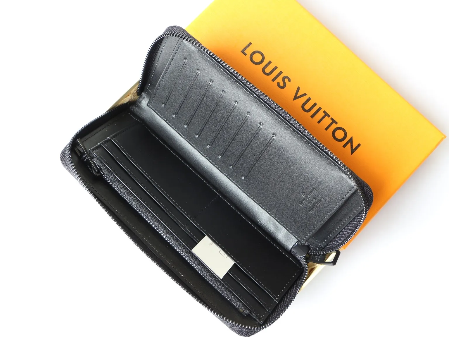 💰140 💎Top original version This Zippy Vertical wallet has the unique personality of Monogram Seal leather. Louis Vuitton's classic Monogram pattern is embossed on fine cowhide using a special process, just like the sealing wax of old letters. Zipper closure securely protects card slots and compartments for banknotes, coins and paper. Model: M80505 M63095 Relief Size: 10 x 20 x 2 cm
