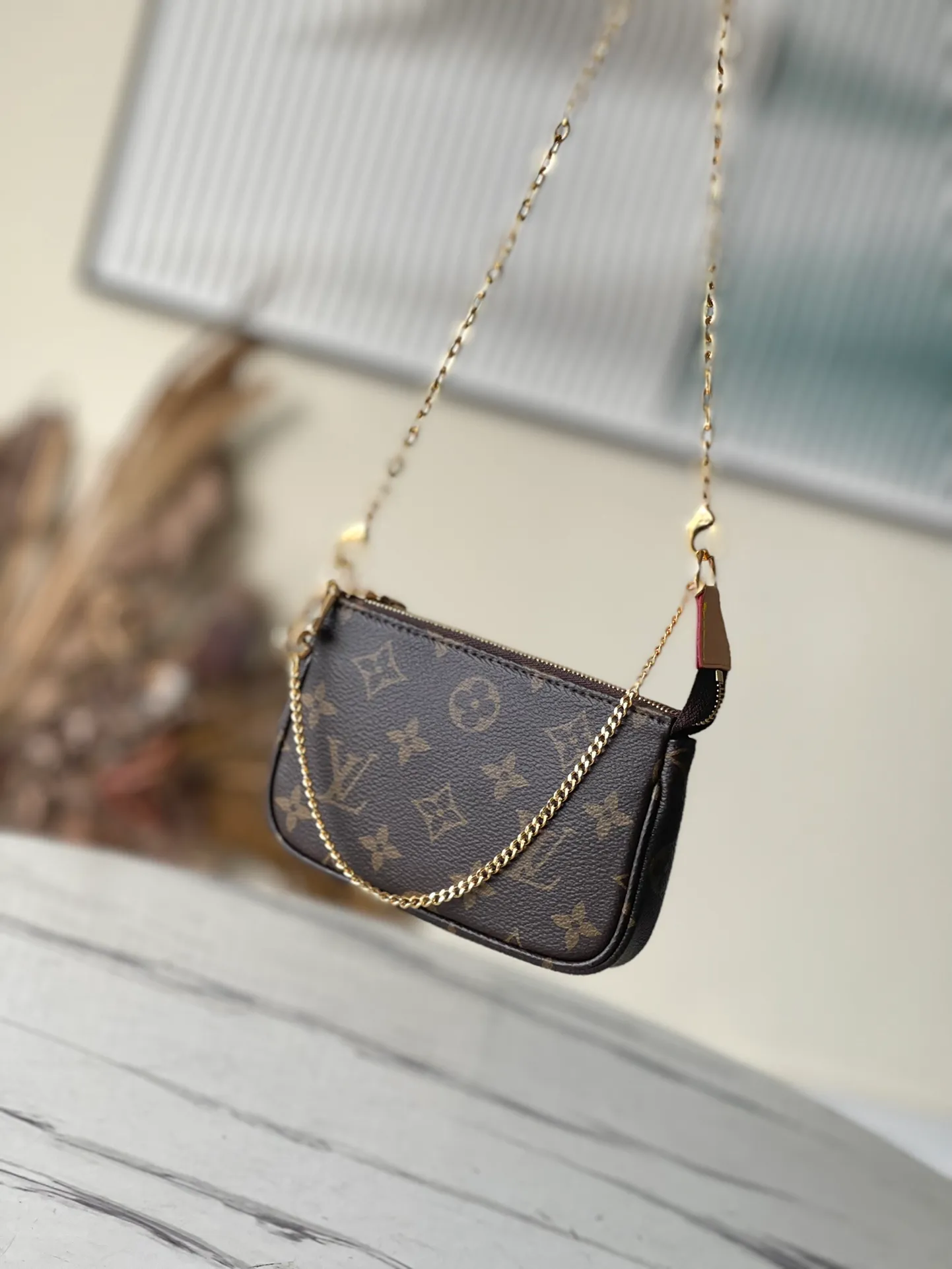 💰400 top original order M82510 Mini Pochette Accessoires on Chain handbag is made of Monogram canvas to create an exquisite configuration, which can easily store small items. The short chain and zipper closure maintain the original design, while the detachable long chain adds shoulder and cross-body options. Dimensions: 15.5 x 10.5 x 4 cm