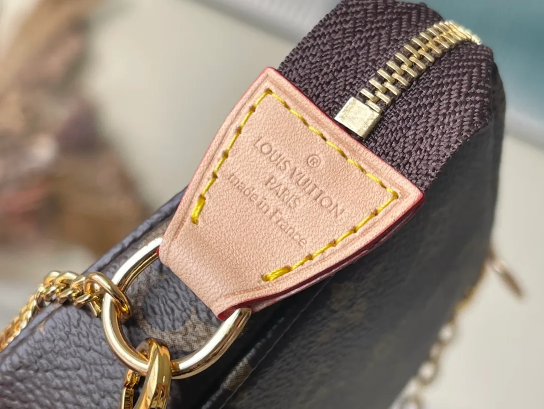 💰400 top original order M82510 Mini Pochette Accessoires on Chain handbag is made of Monogram canvas to create an exquisite configuration, which can easily store small items. The short chain and zipper closure maintain the original design, while the detachable long chain adds shoulder and cross-body options. Dimensions: 15.5 x 10.5 x 4 cm