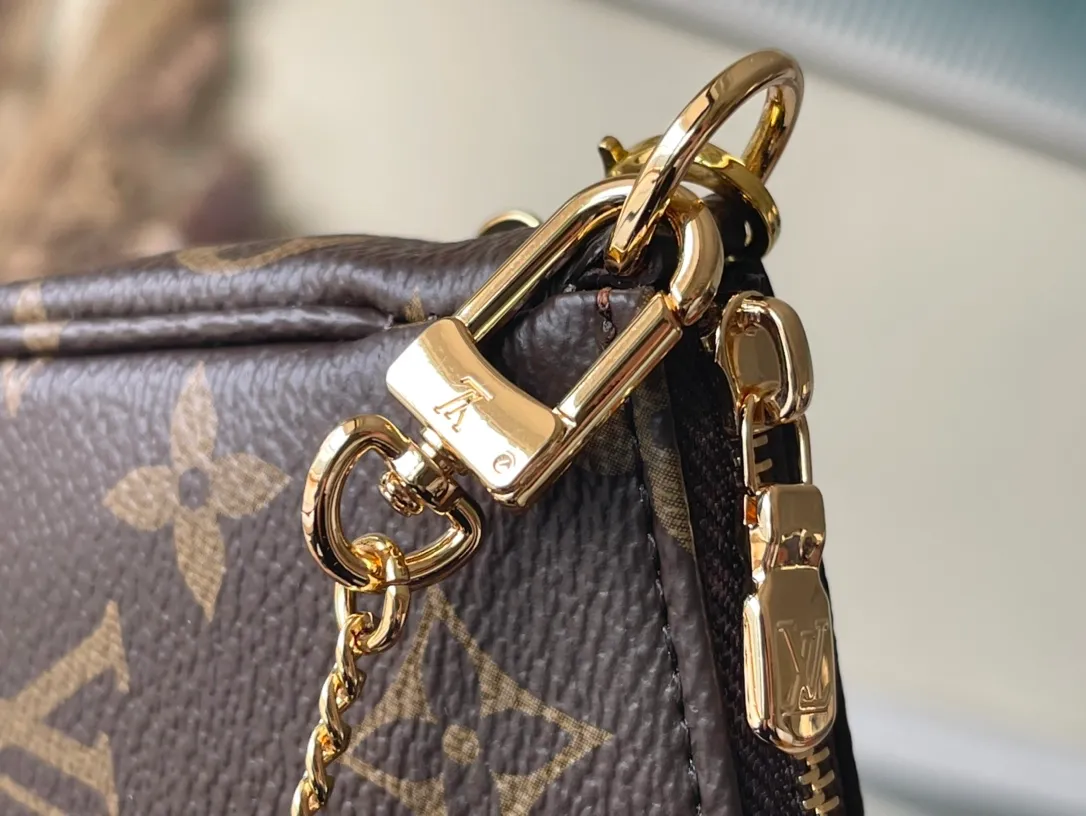 💰400 top original order M82510 Mini Pochette Accessoires on Chain handbag is made of Monogram canvas to create an exquisite configuration, which can easily store small items. The short chain and zipper closure maintain the original design, while the detachable long chain adds shoulder and cross-body options. Dimensions: 15.5 x 10.5 x 4 cm