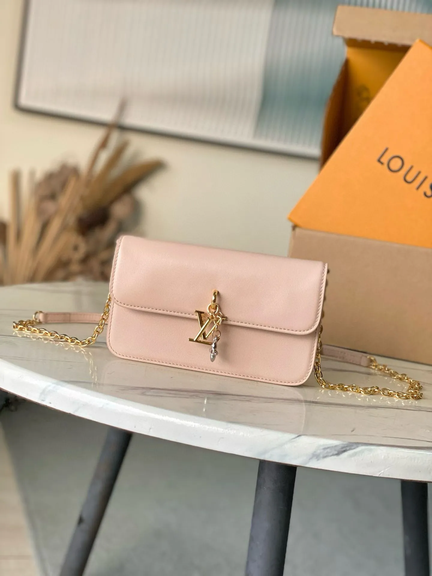 💰820 (top-grain leather) top original order M14581 This Wallet On Chain handbag is from the Louis Vuitton LV Bloom series. It is cut from cow leather in a fashionable and practical configuration. It is decorated with decorations inspired by the brand's classic Monogram pattern. There's plenty of space to store a smartphone, and contrasting metal hardware adds an elegant touch. Dimensions: 20 × 11.5 × 4 cm