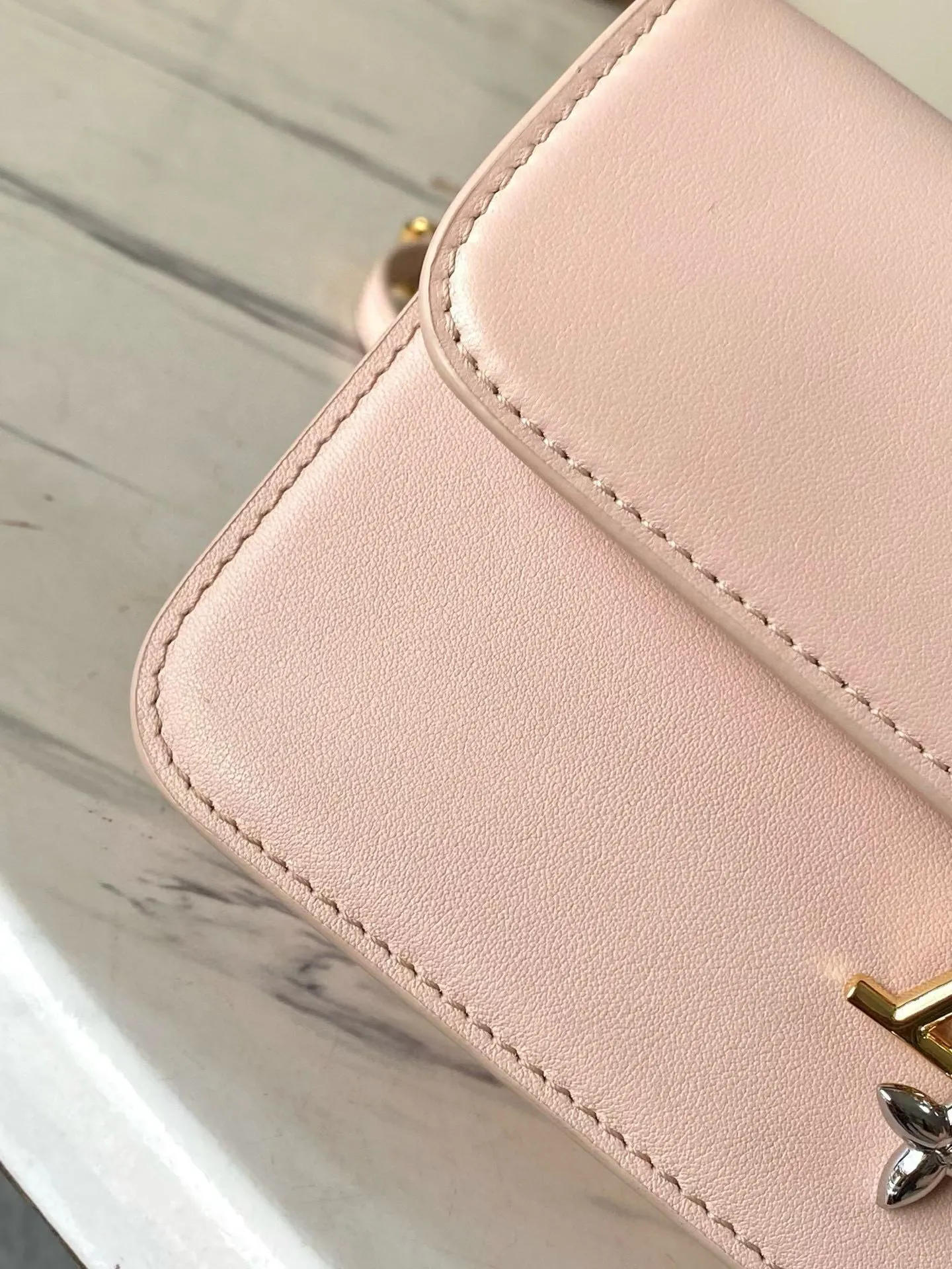 💰820 (top-grain leather) top original order M14581 This Wallet On Chain handbag is from the Louis Vuitton LV Bloom series. It is cut from cow leather in a fashionable and practical configuration. It is decorated with decorations inspired by the brand's classic Monogram pattern. There's plenty of space to store a smartphone, and contrasting metal hardware adds an elegant touch. Dimensions: 20 × 11.5 × 4 cm