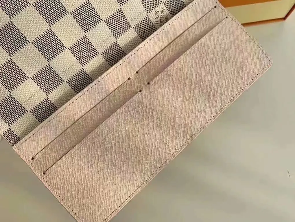 The P110Josephine Wallet is inspired by Louis Vuitton's first wallet. It is made of soft Monogram canvas and lined with brightly colored lining, giving the brand's classic design a unique and stylish beauty. The long, flat shape makes it easy to slip into any pocket or handbag. Model: M60708 Size: 19/10.