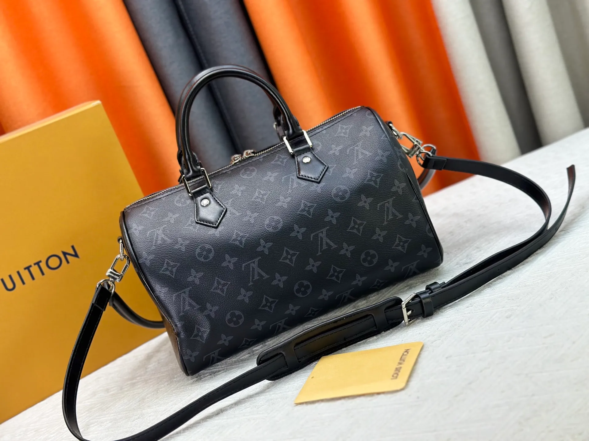 P300 M15102 M13344 Black Flower This Speedy Soft 30 handbag comes from the LVSki series and renews the classic design with Monogram Eclipse canvas. A pleated leather key fob and signature padlock add rich detailing, and are just the right size to hold a tablet and other daily essentials. Dimensions: 30x21x17 cm