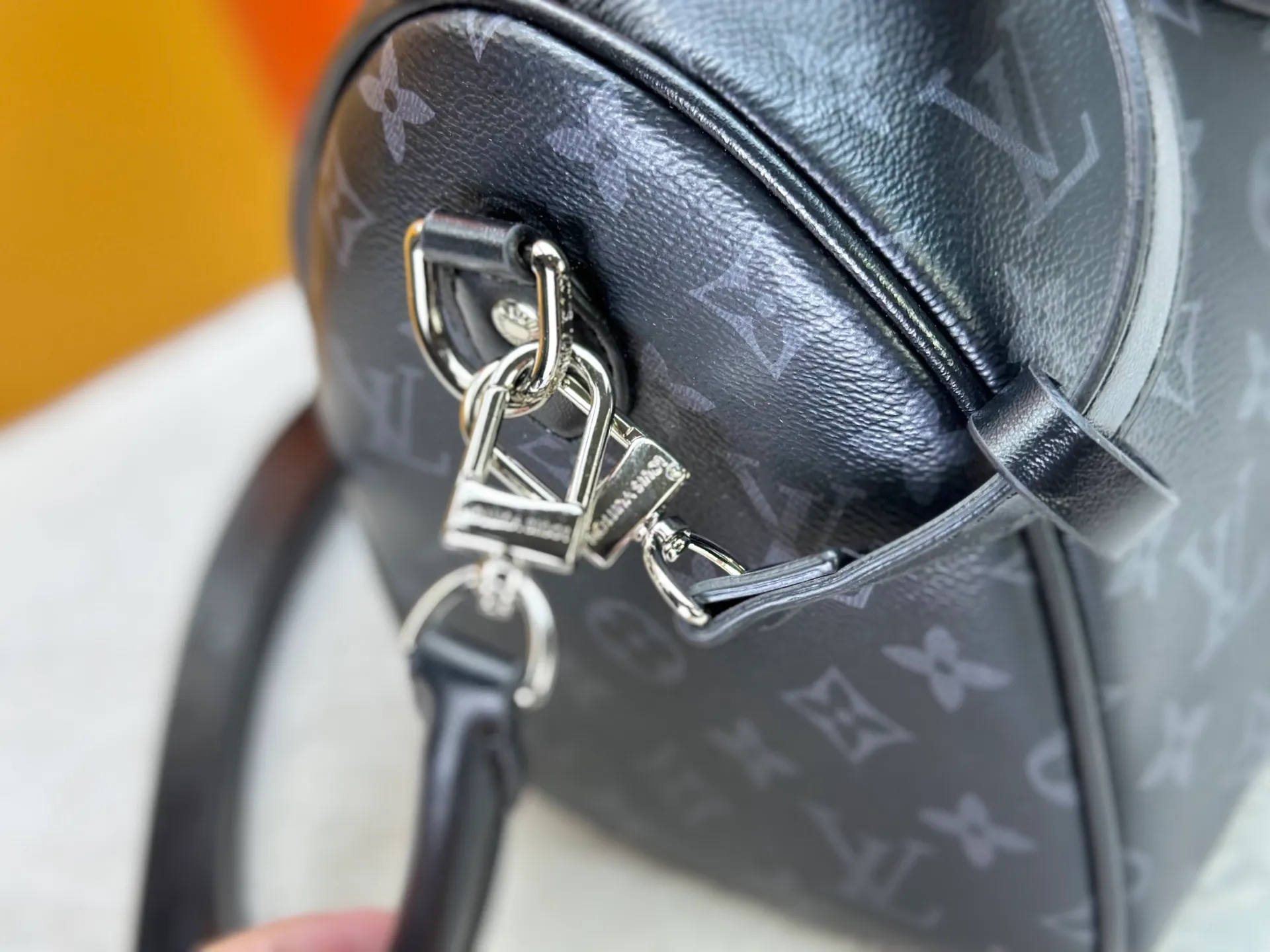 P300 M15102 M13344 Black Flower This Speedy Soft 30 handbag comes from the LVSki series and renews the classic design with Monogram Eclipse canvas. A pleated leather key fob and signature padlock add rich detailing, and are just the right size to hold a tablet and other daily essentials. Dimensions: 30x21x17 cm