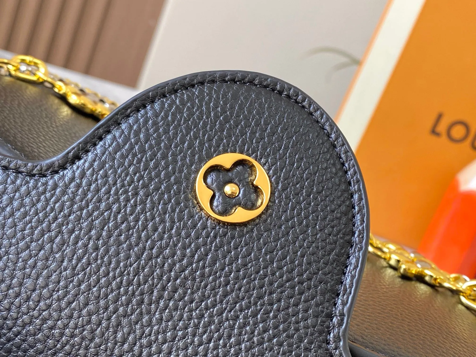 P500 [Guangzhou top quality original version] M26532 black gold. This modern version of Capucines BB is made of timeless Taurillon leather and equipped with a jewelry-inspired Infinity chain. The bag is decorated with double galvanized metal parts, including the iconic Monogram floral pattern, and the LV Initials logo created with sunburst technology, creating a sundial-like light and shadow effect. The bag has multiple pockets and a detachable shoulder strap, allowing it to be carried on one shoulder or across the body. 27 x 17.3 x 9 (cm) (length x height x width)
