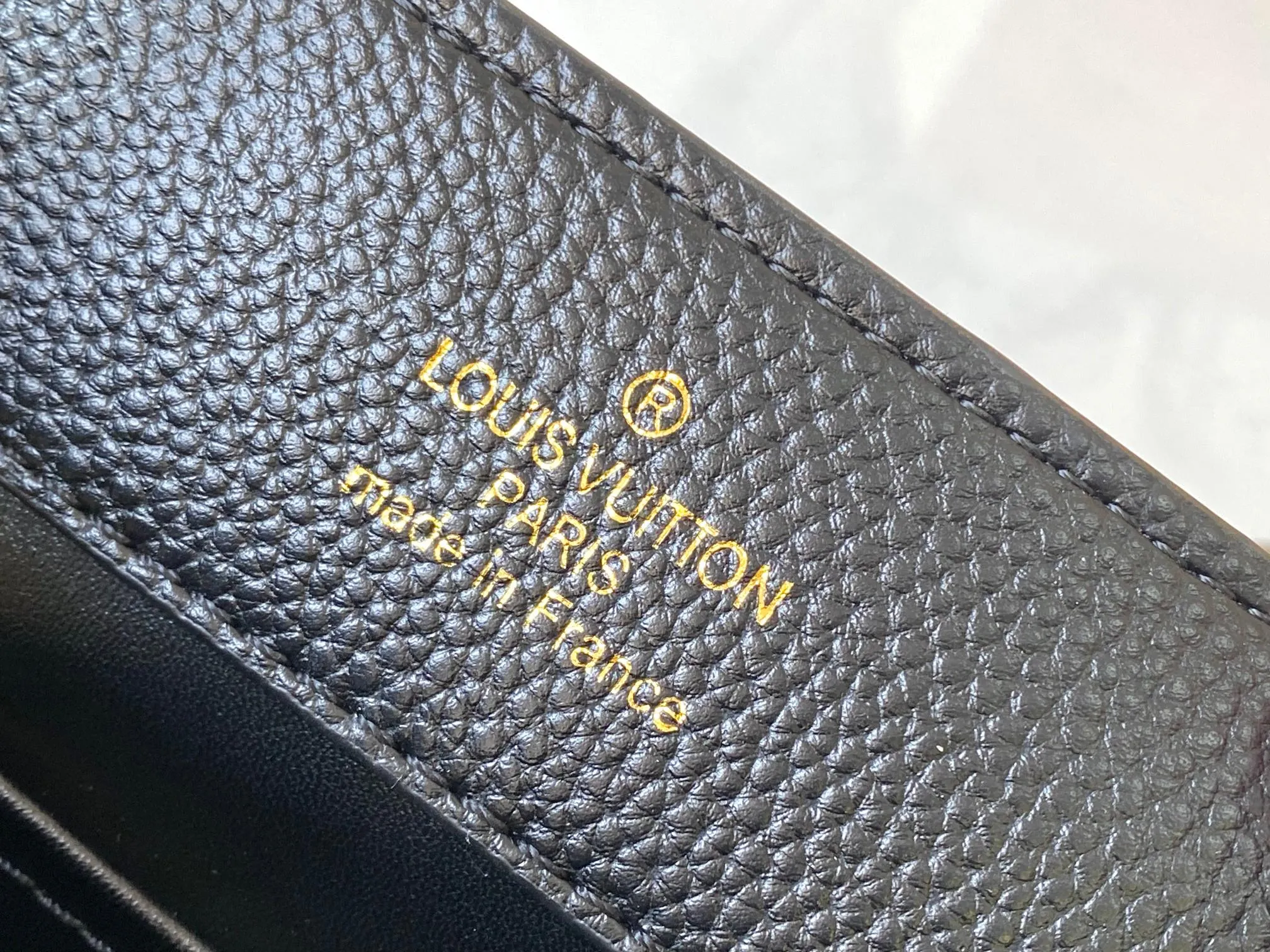 P500 [Guangzhou top quality original version] M26532 black gold. This modern version of Capucines BB is made of timeless Taurillon leather and equipped with a jewelry-inspired Infinity chain. The bag is decorated with double galvanized metal parts, including the iconic Monogram floral pattern, and the LV Initials logo created with sunburst technology, creating a sundial-like light and shadow effect. The bag has multiple pockets and a detachable shoulder strap, allowing it to be carried on one shoulder or across the body. 27 x 17.3 x 9 (cm) (length x height x width)